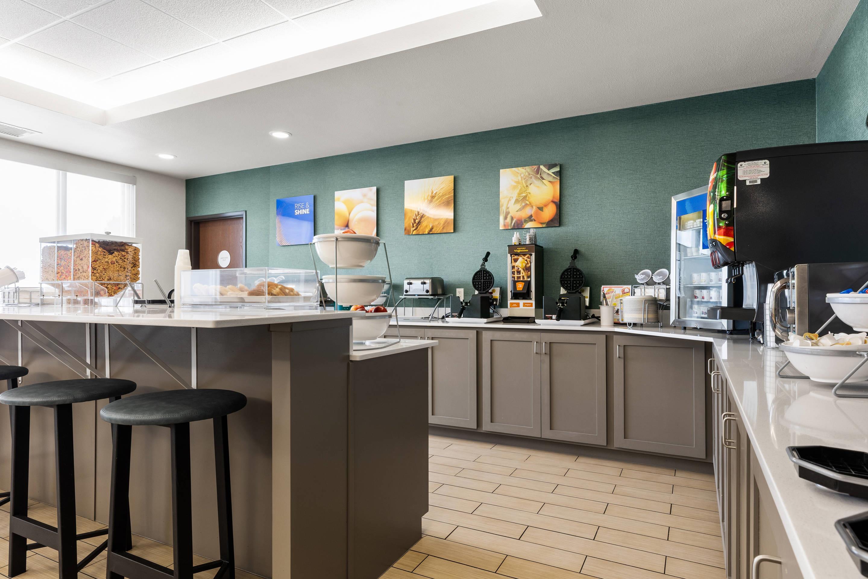 Breakfast area | Comfort Inn & Suites Marion I-57