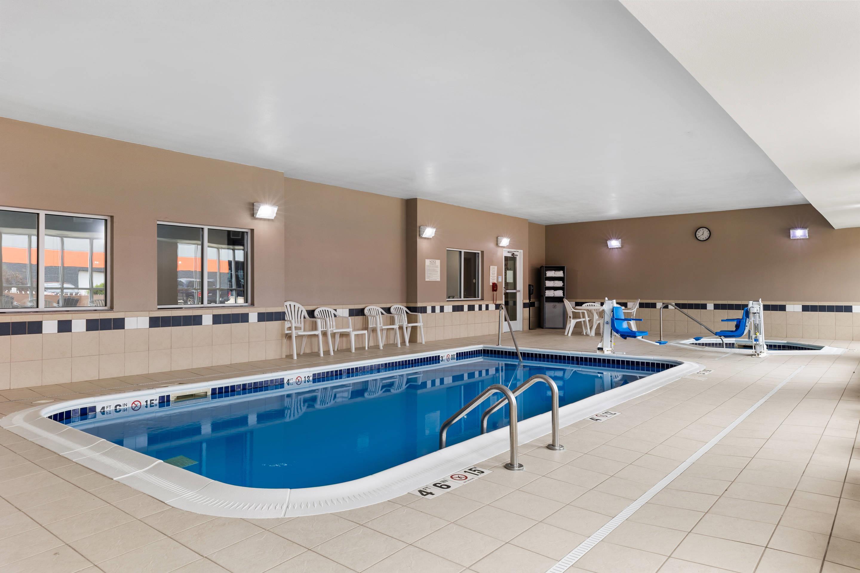 Indoor pool | Comfort Inn & Suites Marion I-57