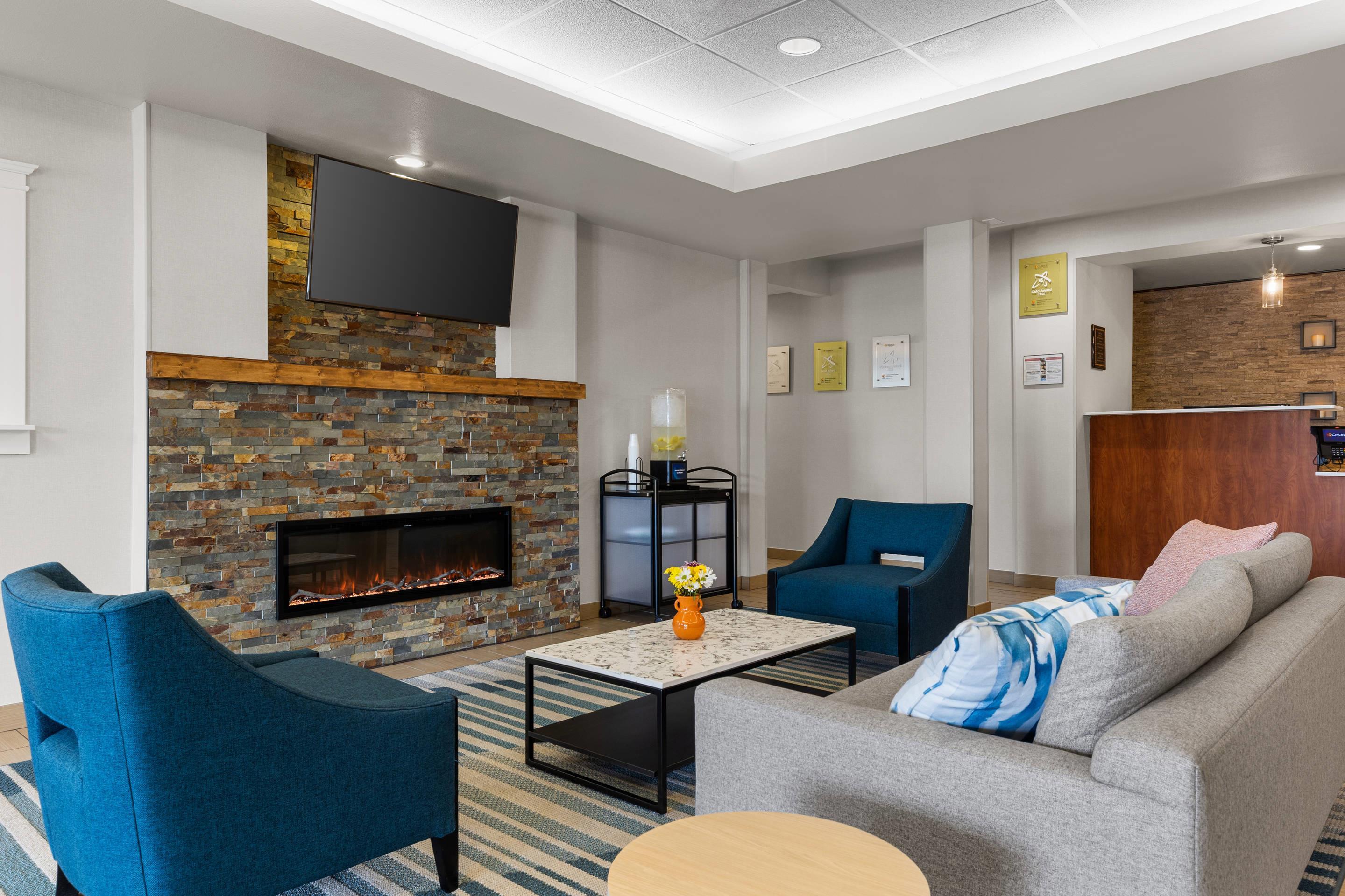 Lobby with sitting area | Comfort Inn & Suites Marion I-57