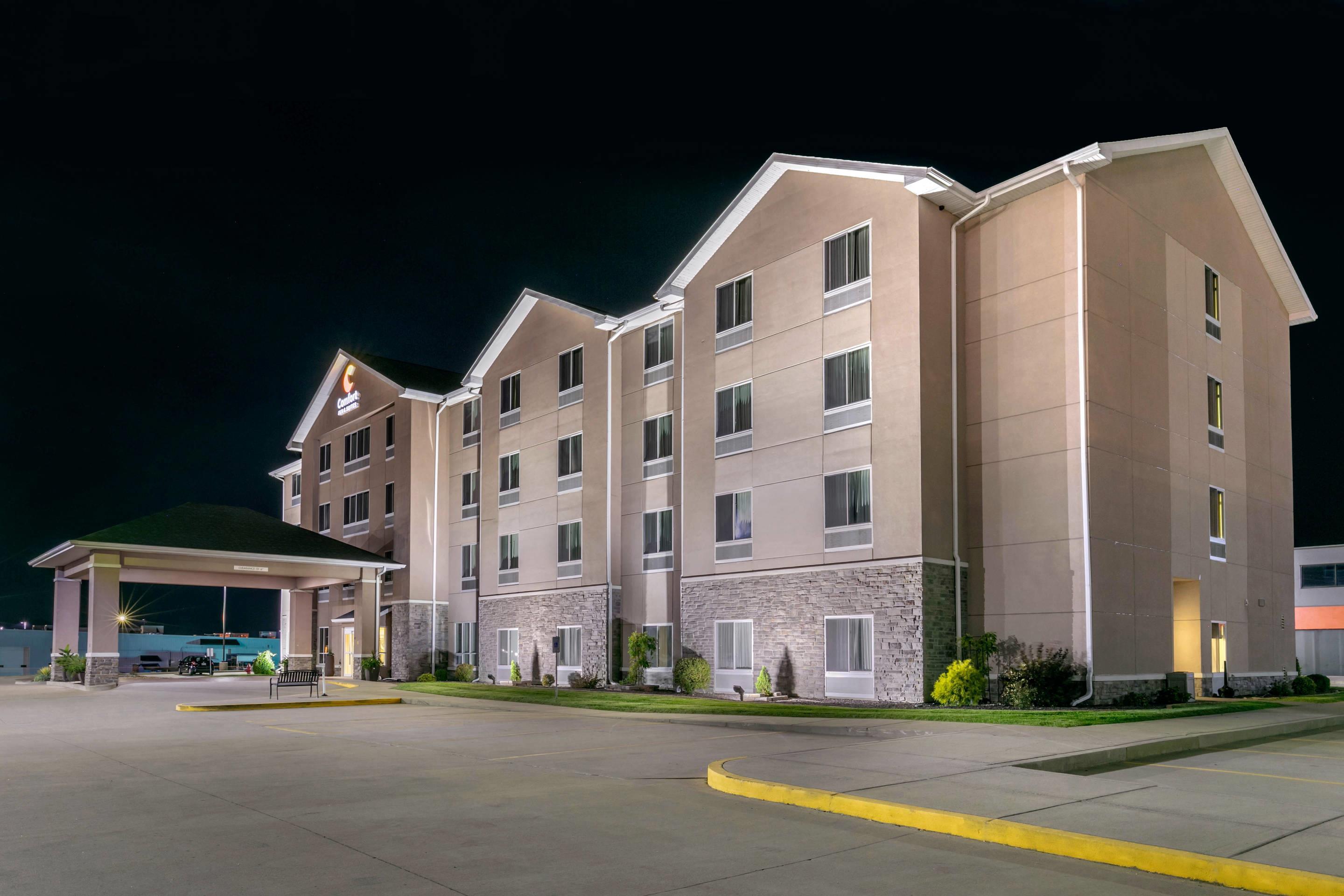 Hotel at night | Comfort Inn & Suites Marion I-57