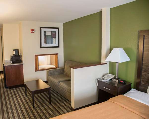 Suite - Quality Inn & Suites Loves Park - I-39 & I-90, Exit 12
