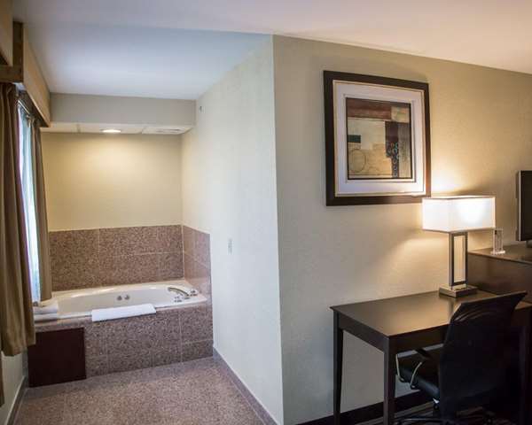Suite - Quality Inn & Suites Loves Park - I-39 & I-90, Exit 12