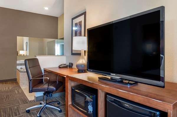 Suite - Comfort Suites Urbana - I-74, Exit 183