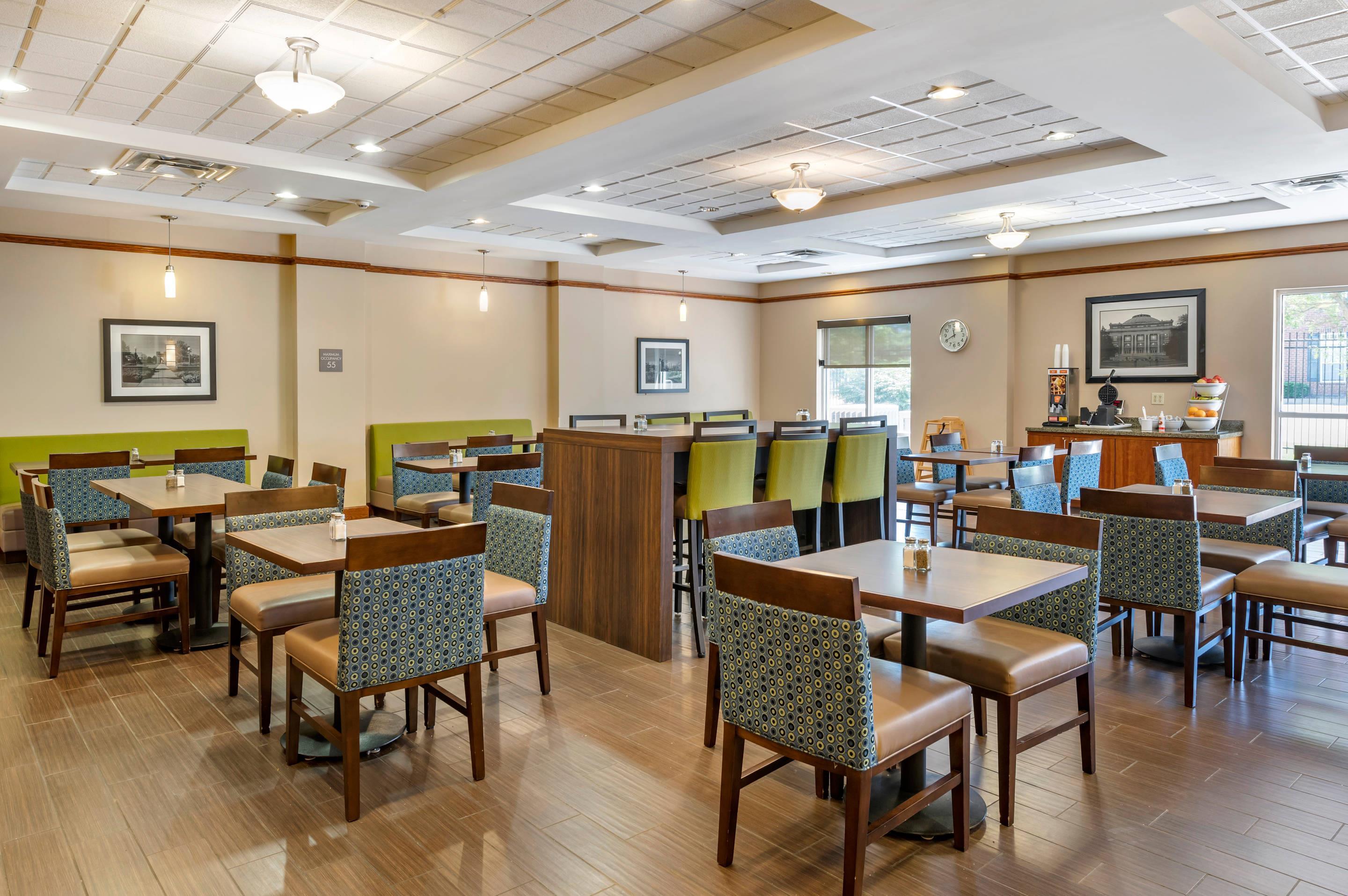 Enjoy breakfast in this seating area | Comfort Suites Urbana Champaign, University Area