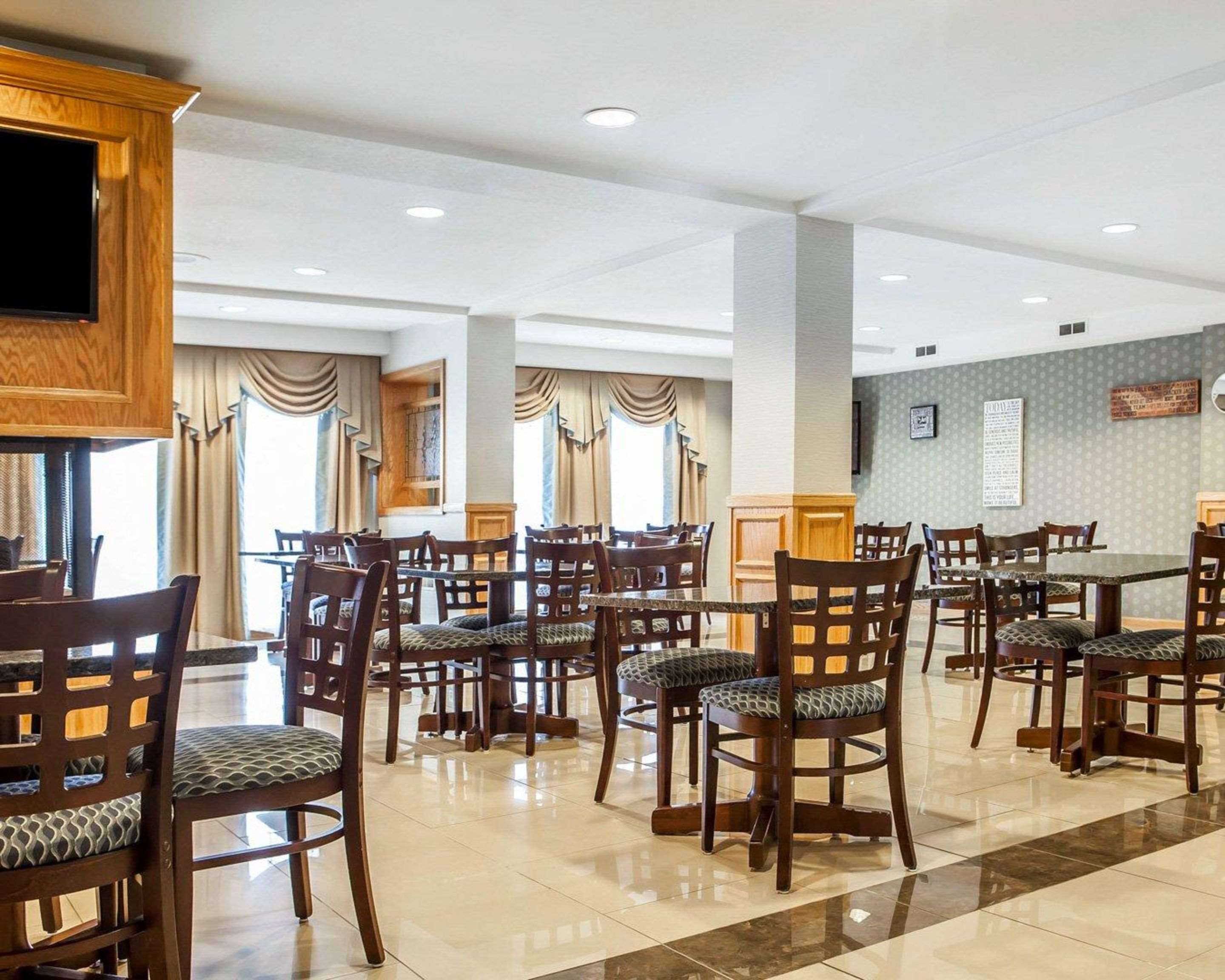 Enjoy breakfast in this seating area | Comfort Inn Bourbonnais near I-57