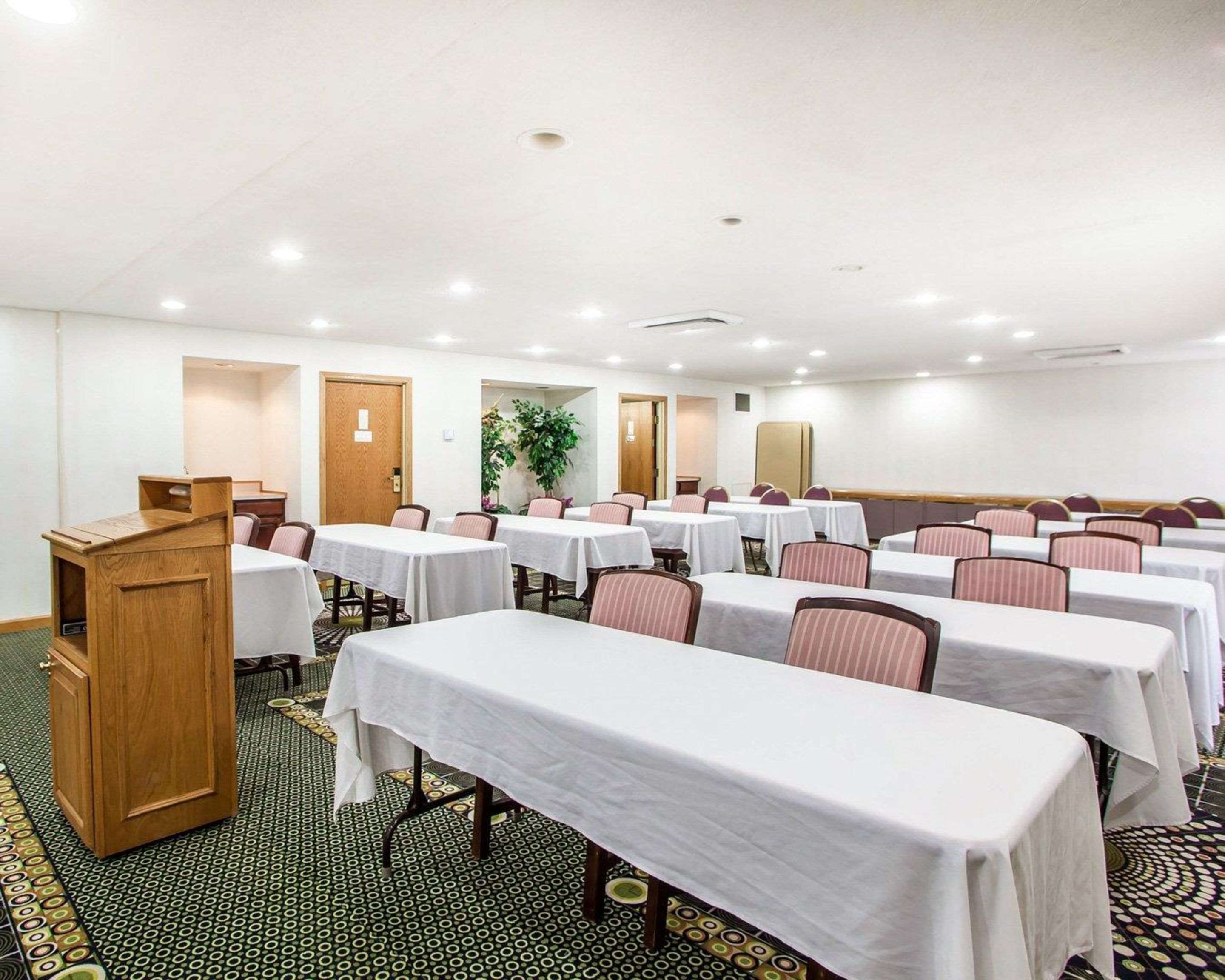 Banquetmeeting room with audiovisual equipment | Comfort Inn Bourbonnais near I-57