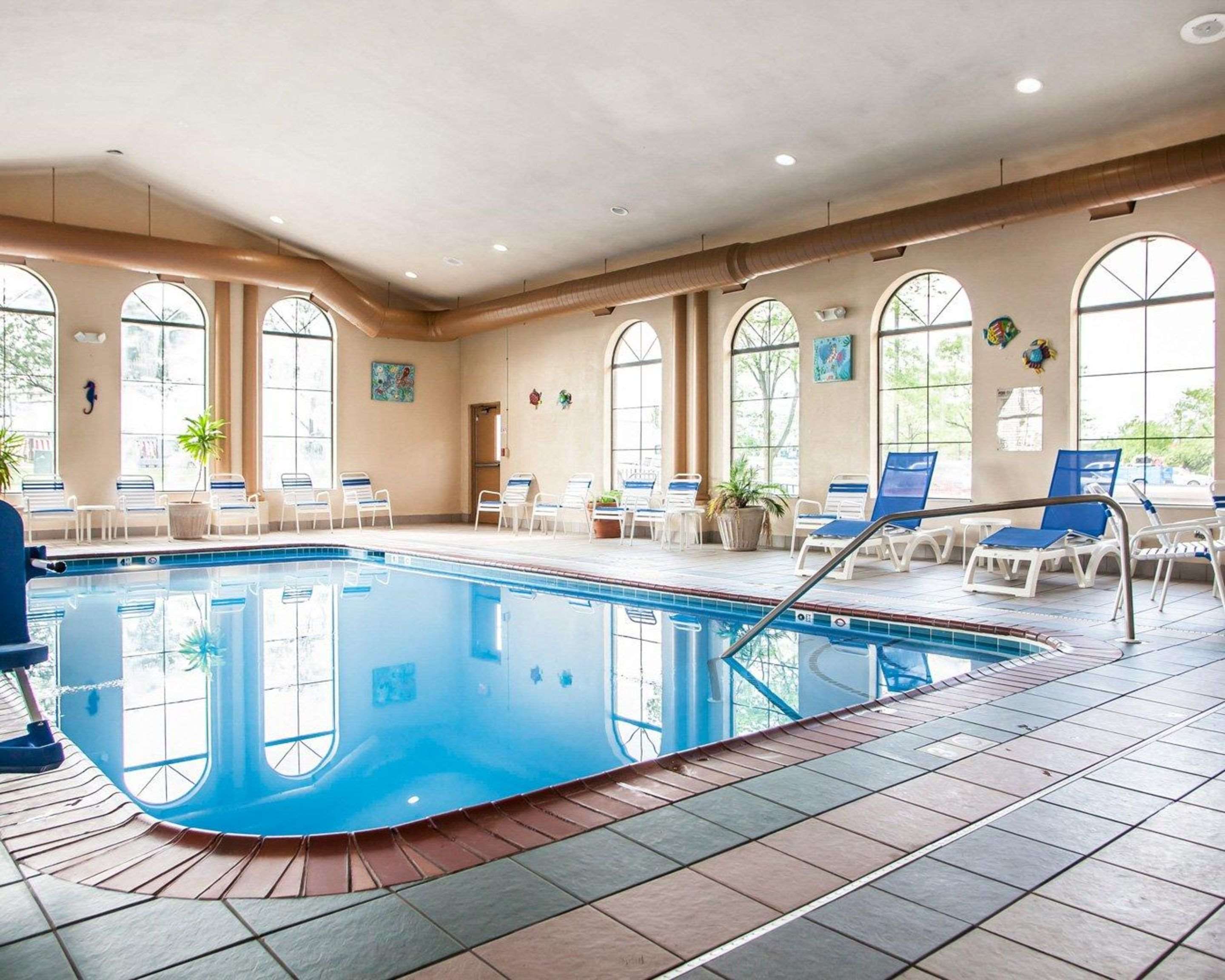 Indoor heated pool | Comfort Inn Bourbonnais near I-57