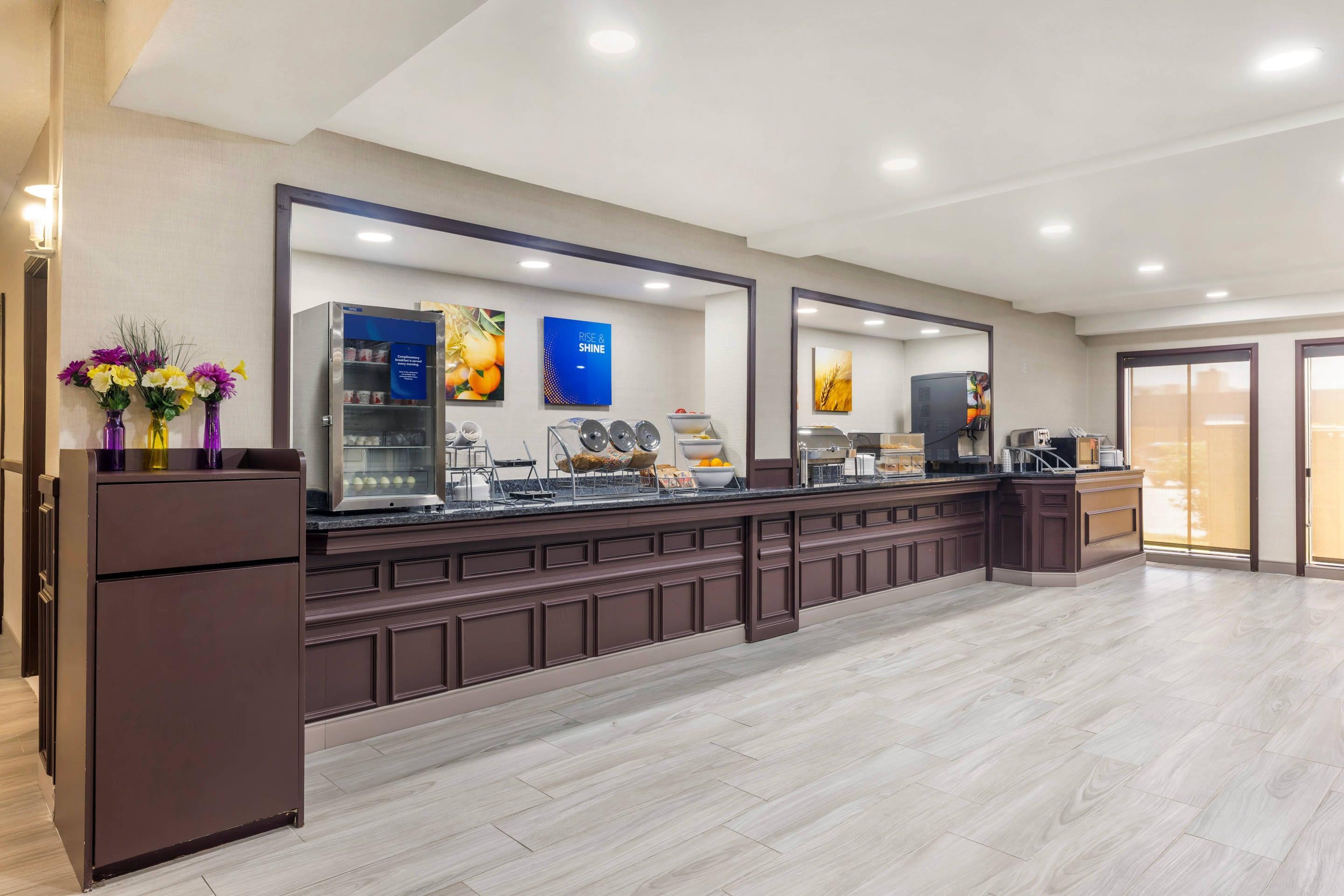 Breakfast area | Comfort Inn Bourbonnais near I-57