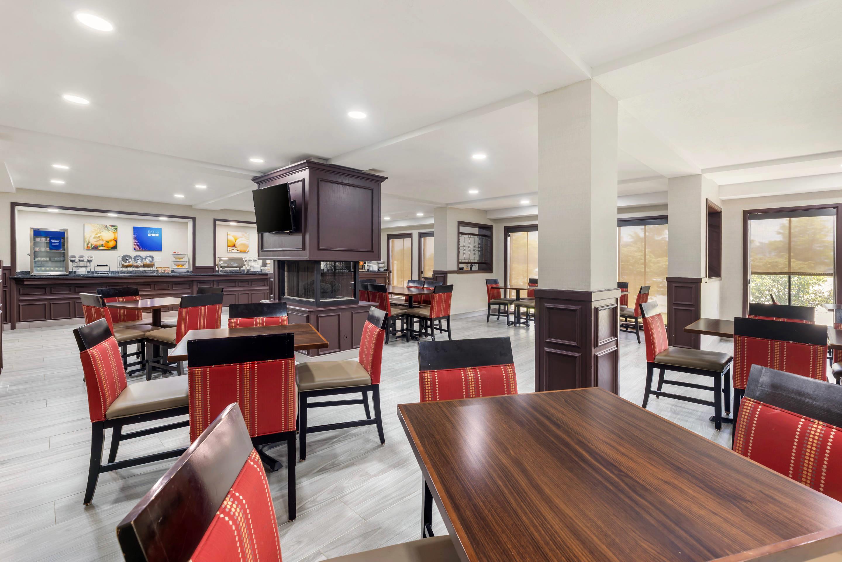 Breakfast area | Comfort Inn Bourbonnais near I-57