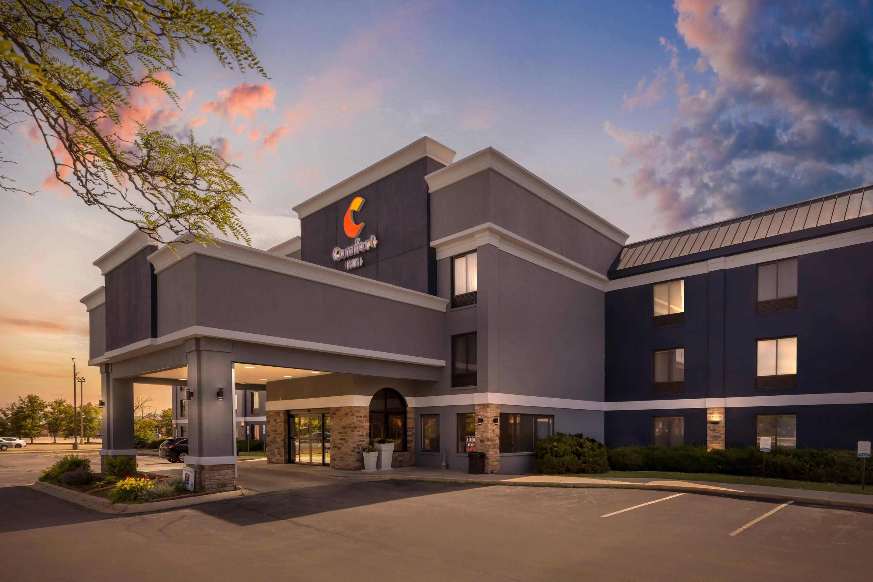 Hotel at night | Comfort Inn Bourbonnais near I-57