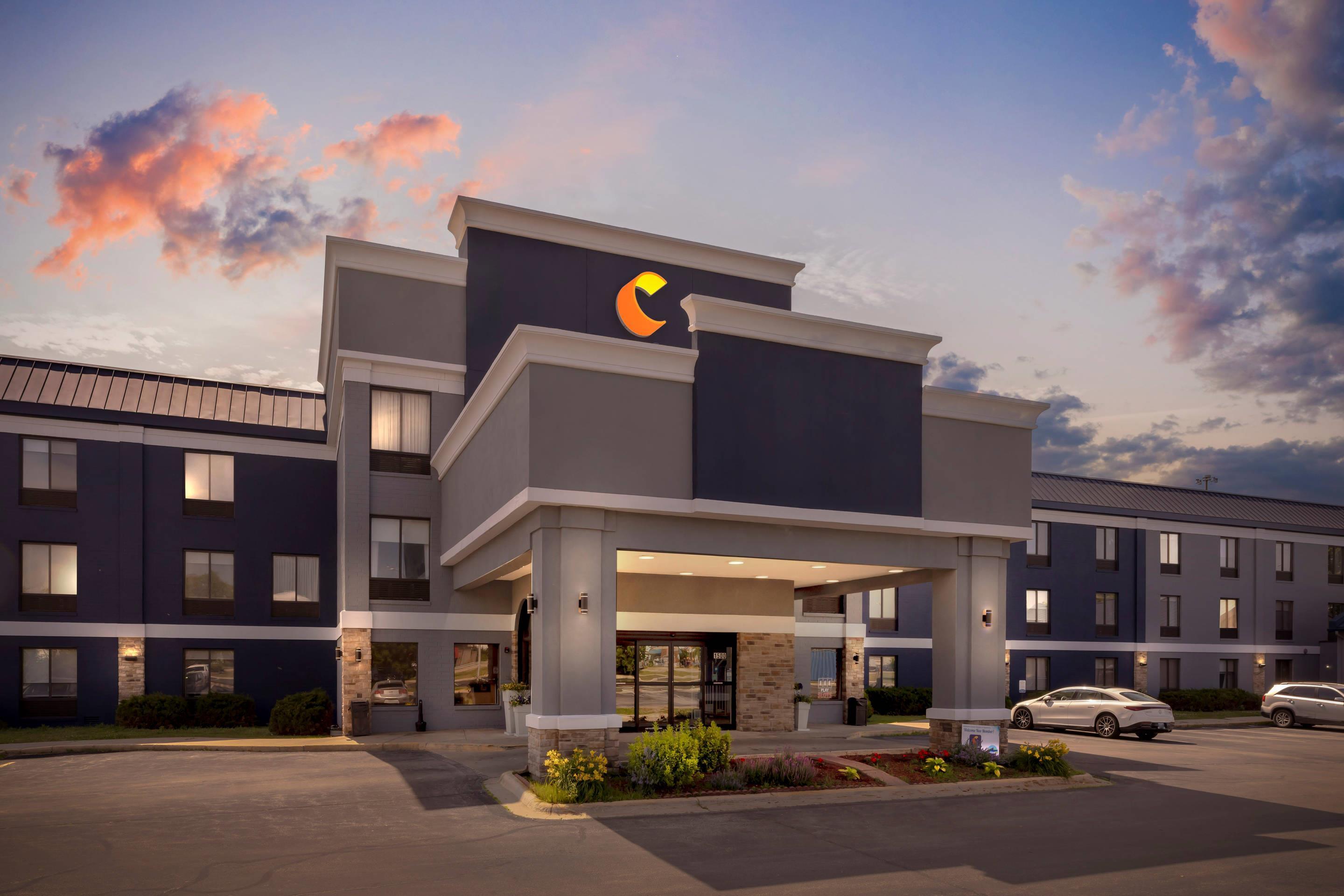 Hotel at night | Comfort Inn Bourbonnais near I-57