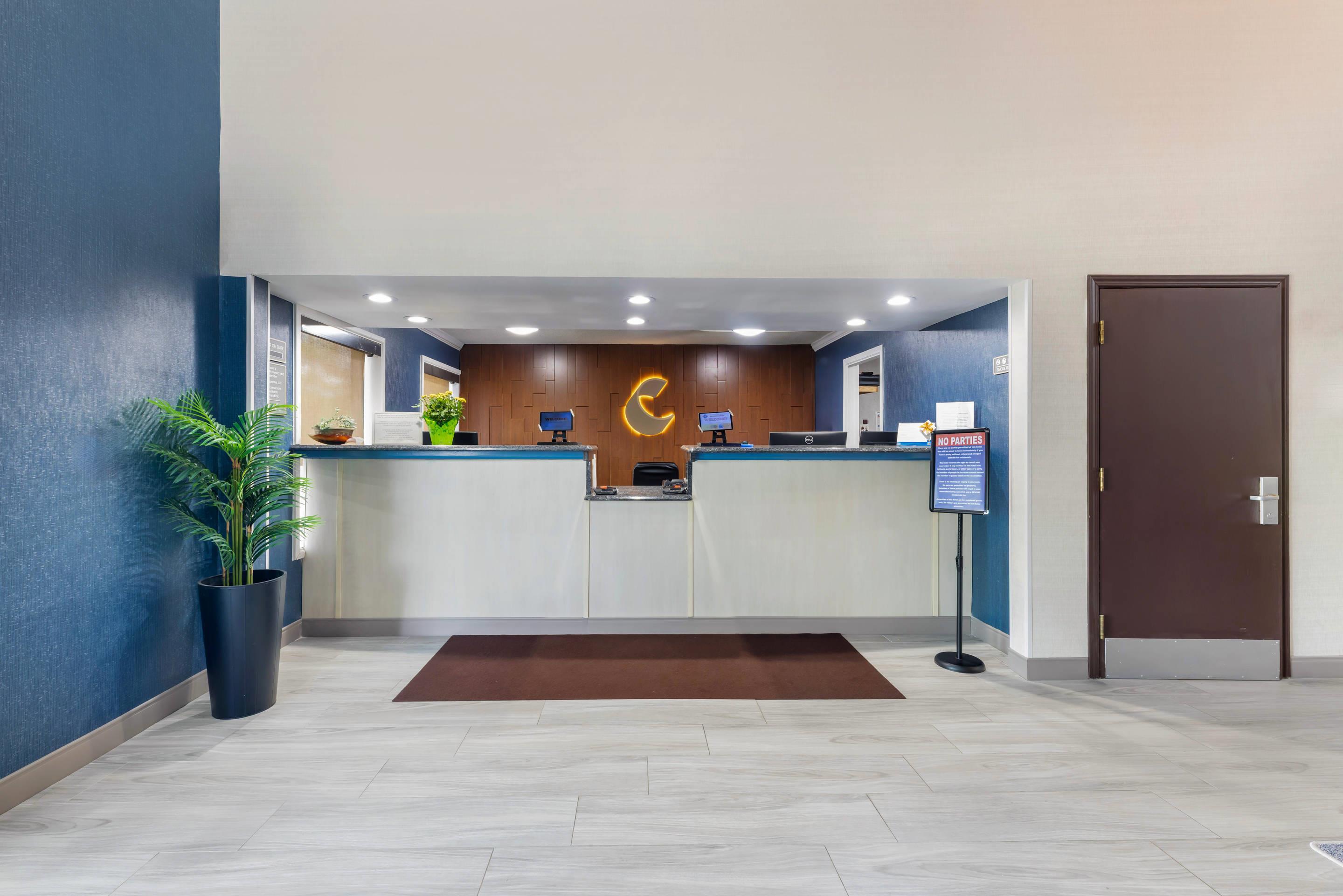 Front desk | Comfort Inn Bourbonnais near I-57
