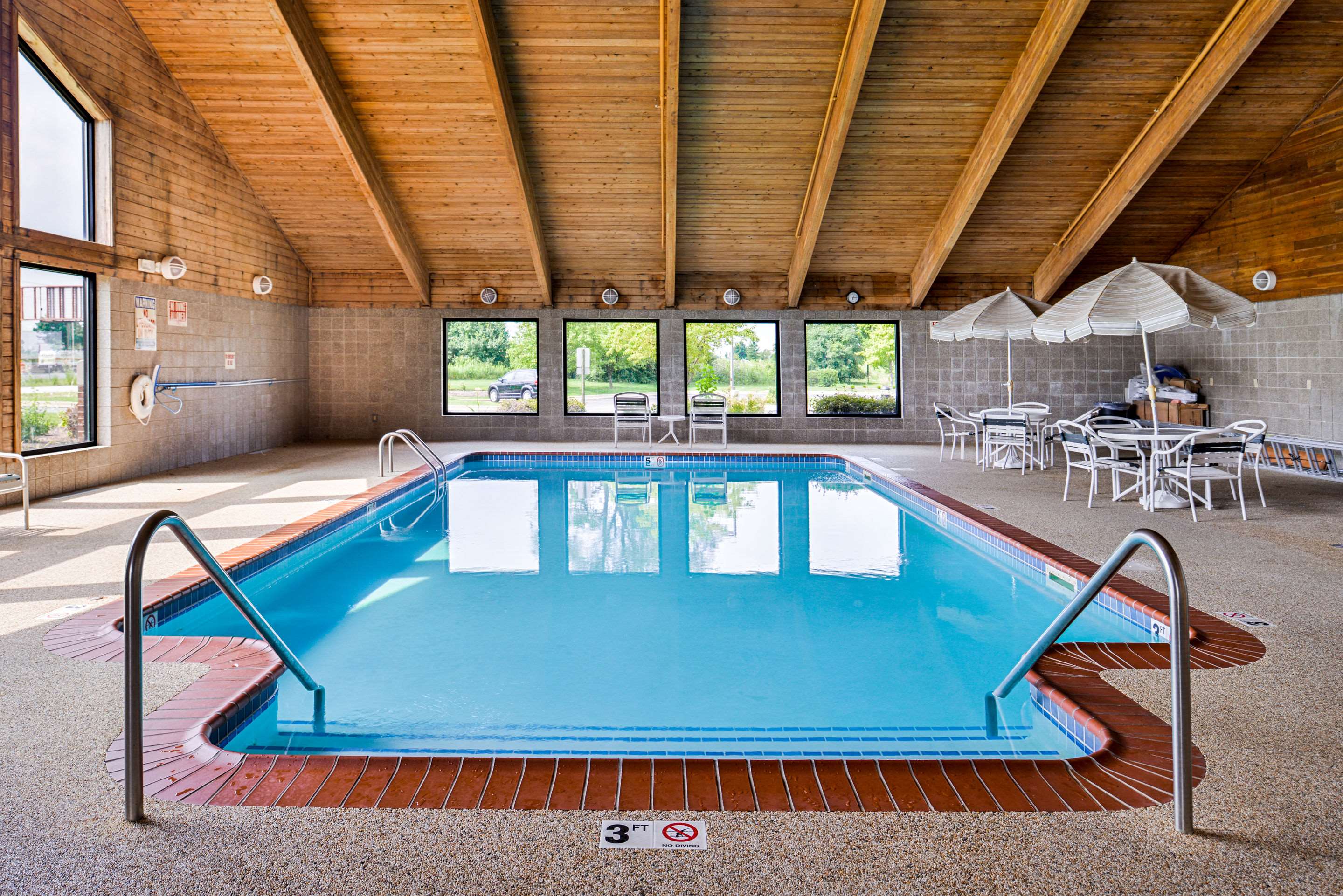 Indoor heated pool | Quality Inn Bolingbrook I-55