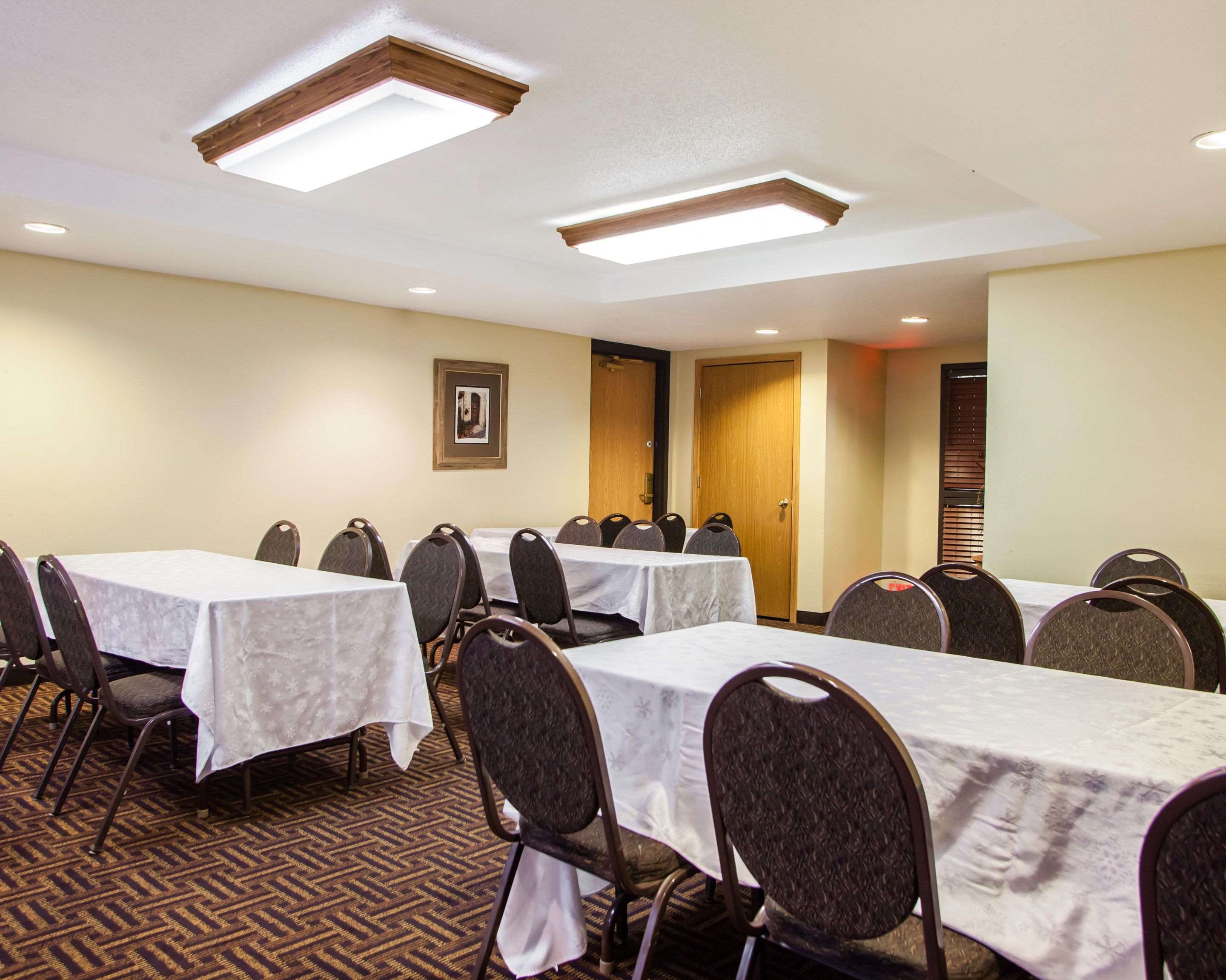 Meeting room with classroom-style setup | Quality Inn Bolingbrook I-55