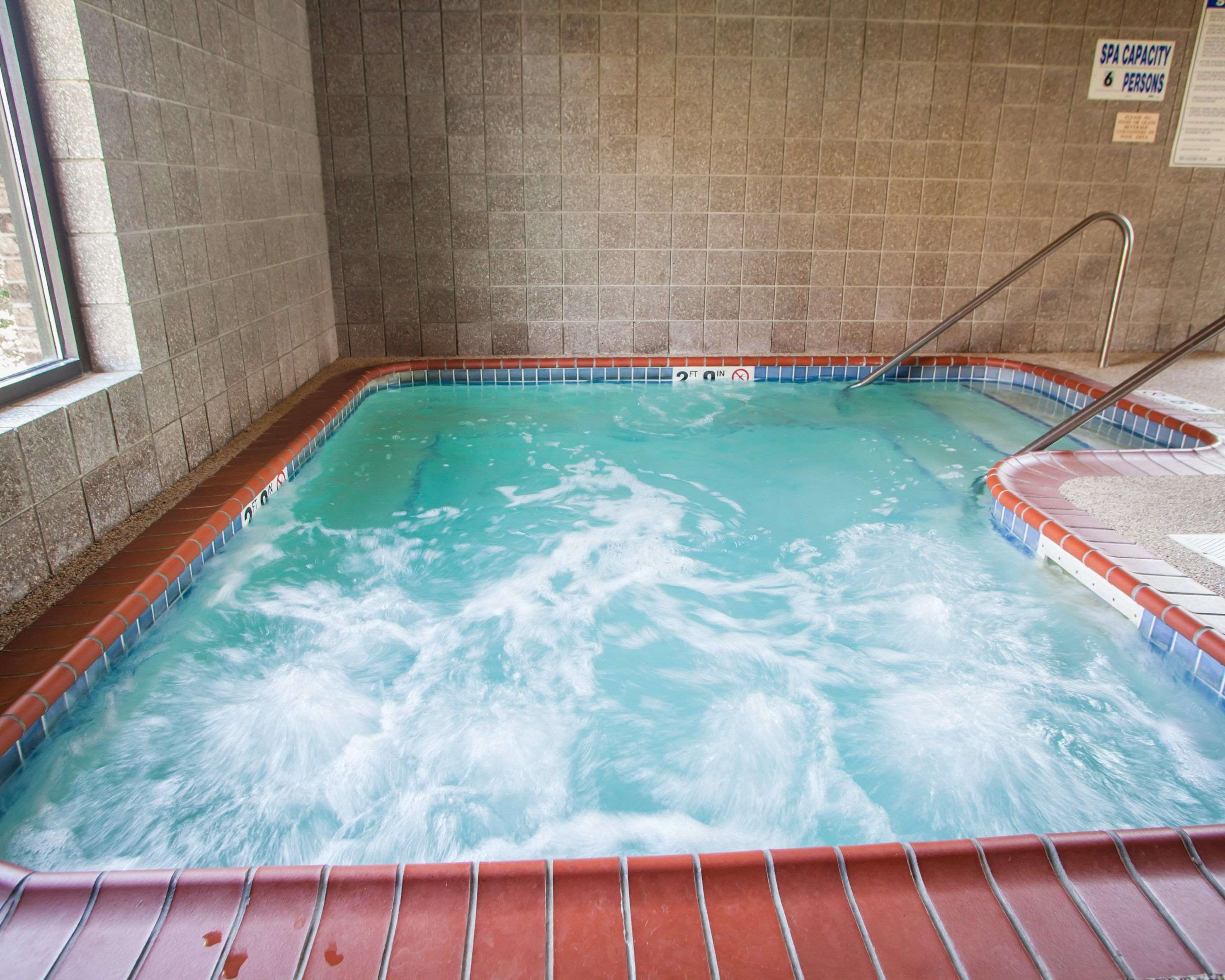 Indoor hot tub | Quality Inn Bolingbrook I-55