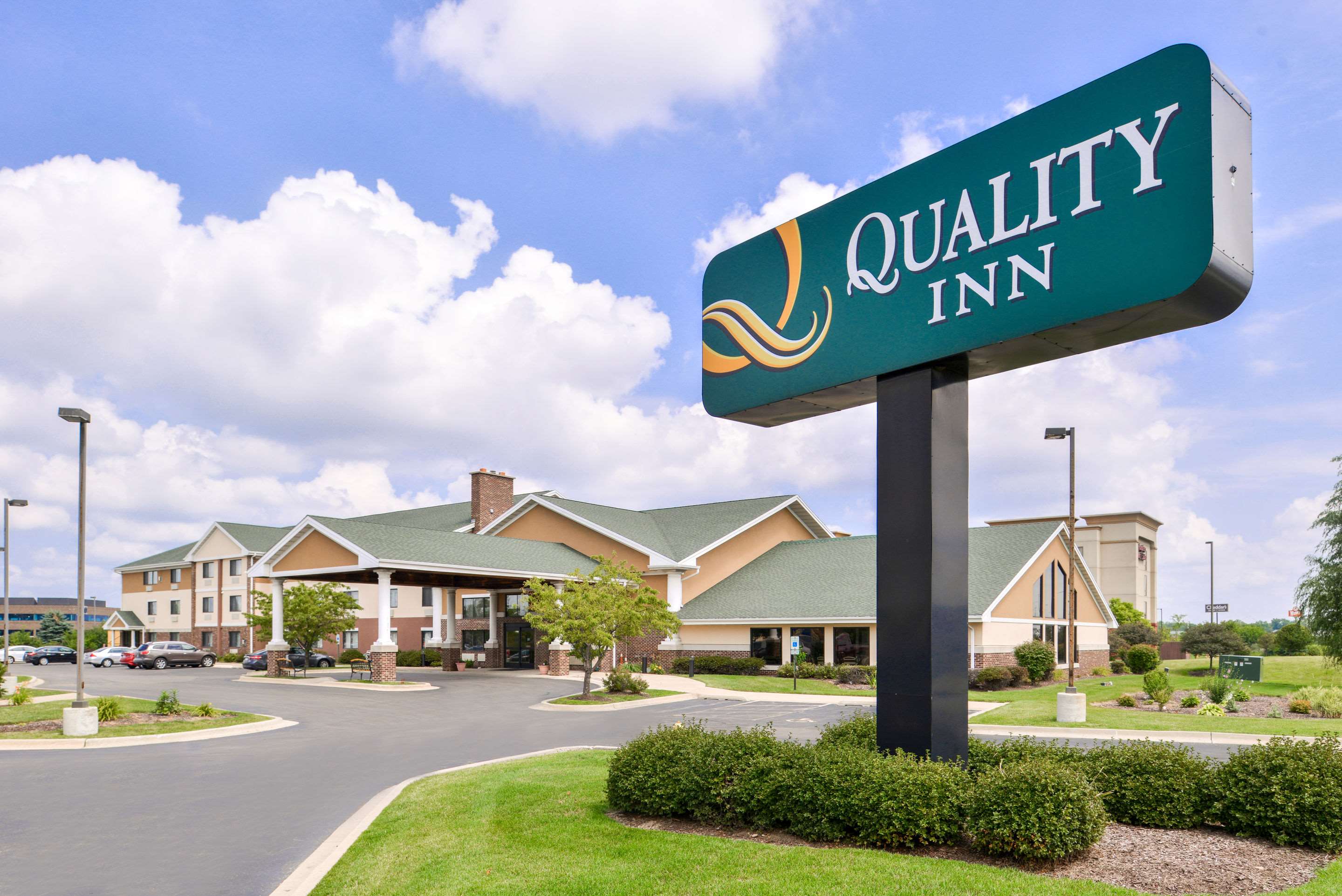 Side view of hotel | Quality Inn Bolingbrook I-55