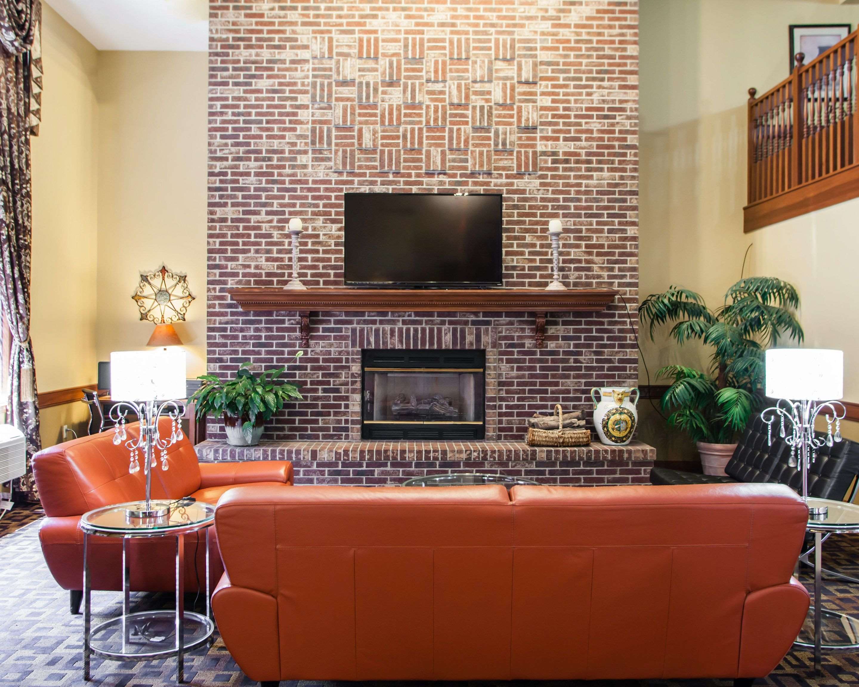 Spacious lobby with sitting area | Quality Inn Bolingbrook I-55