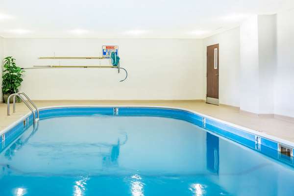 Pool - Comfort Suites Lansing - I-80 & I-94, Exit 161