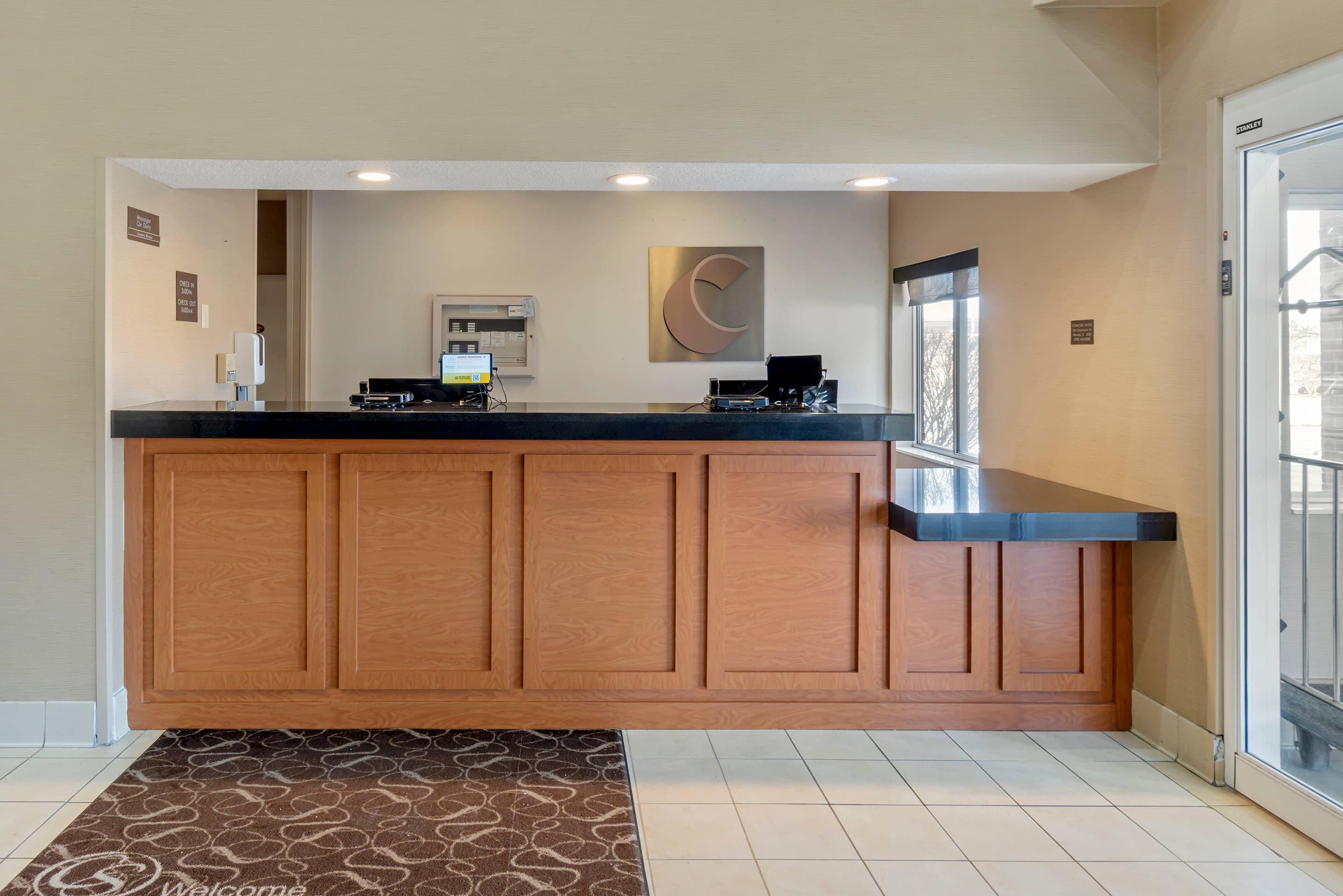 Front desk | Comfort Suites Normal University area