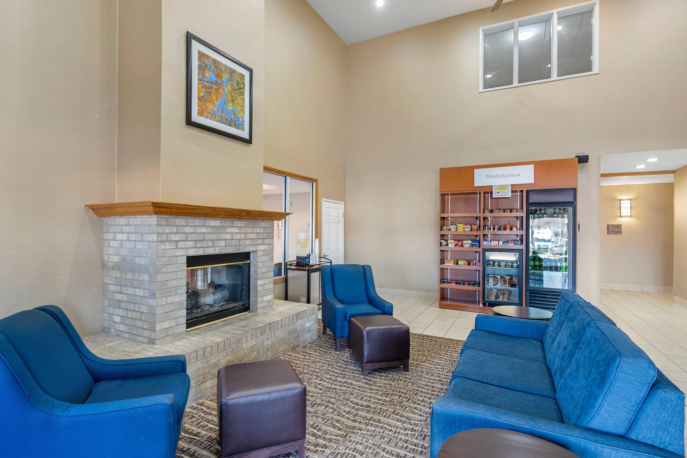 Hotel lobby | Comfort Suites Normal University area