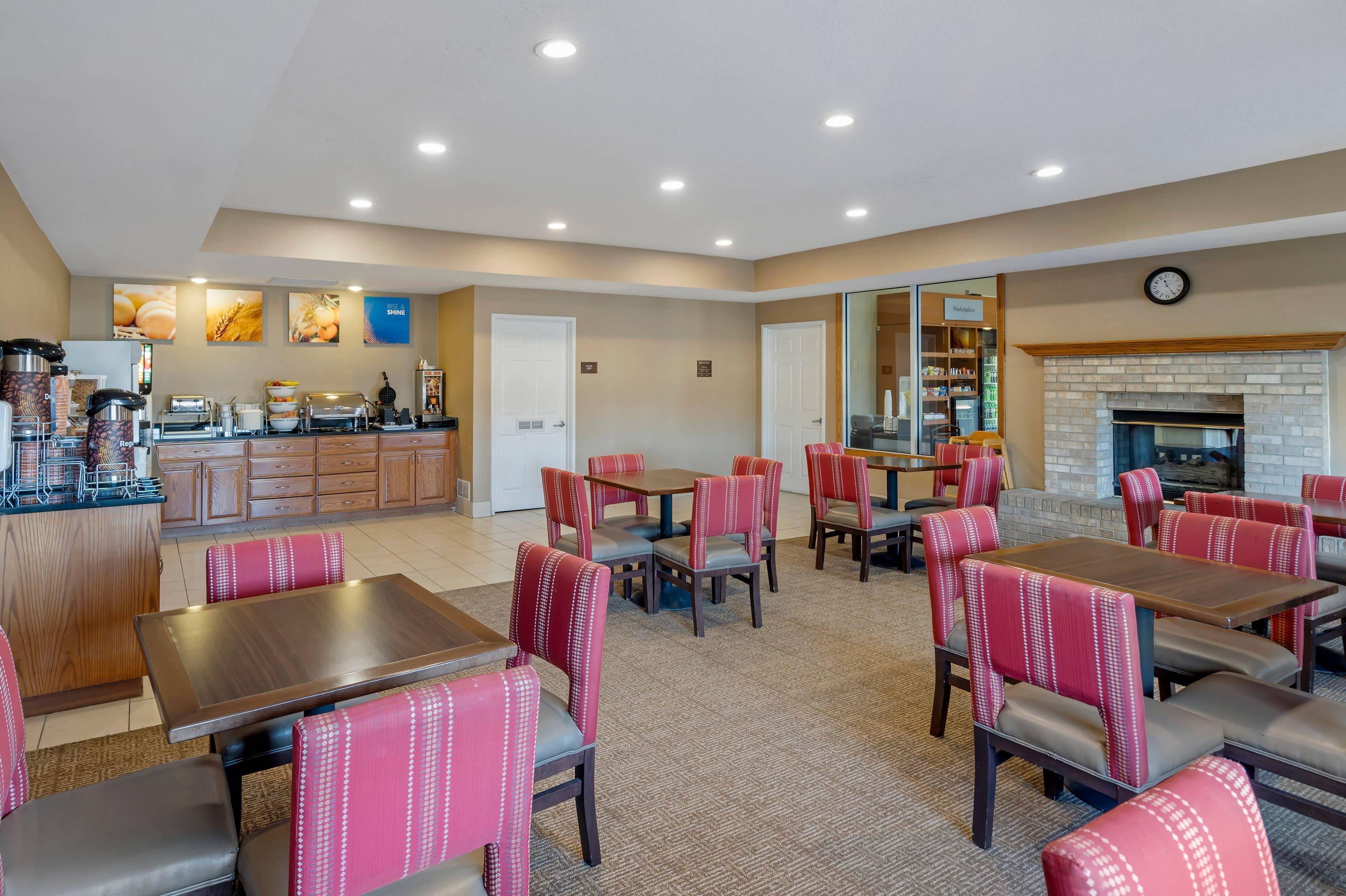 Enjoy breakfast in this seating area | Comfort Suites Normal University area
