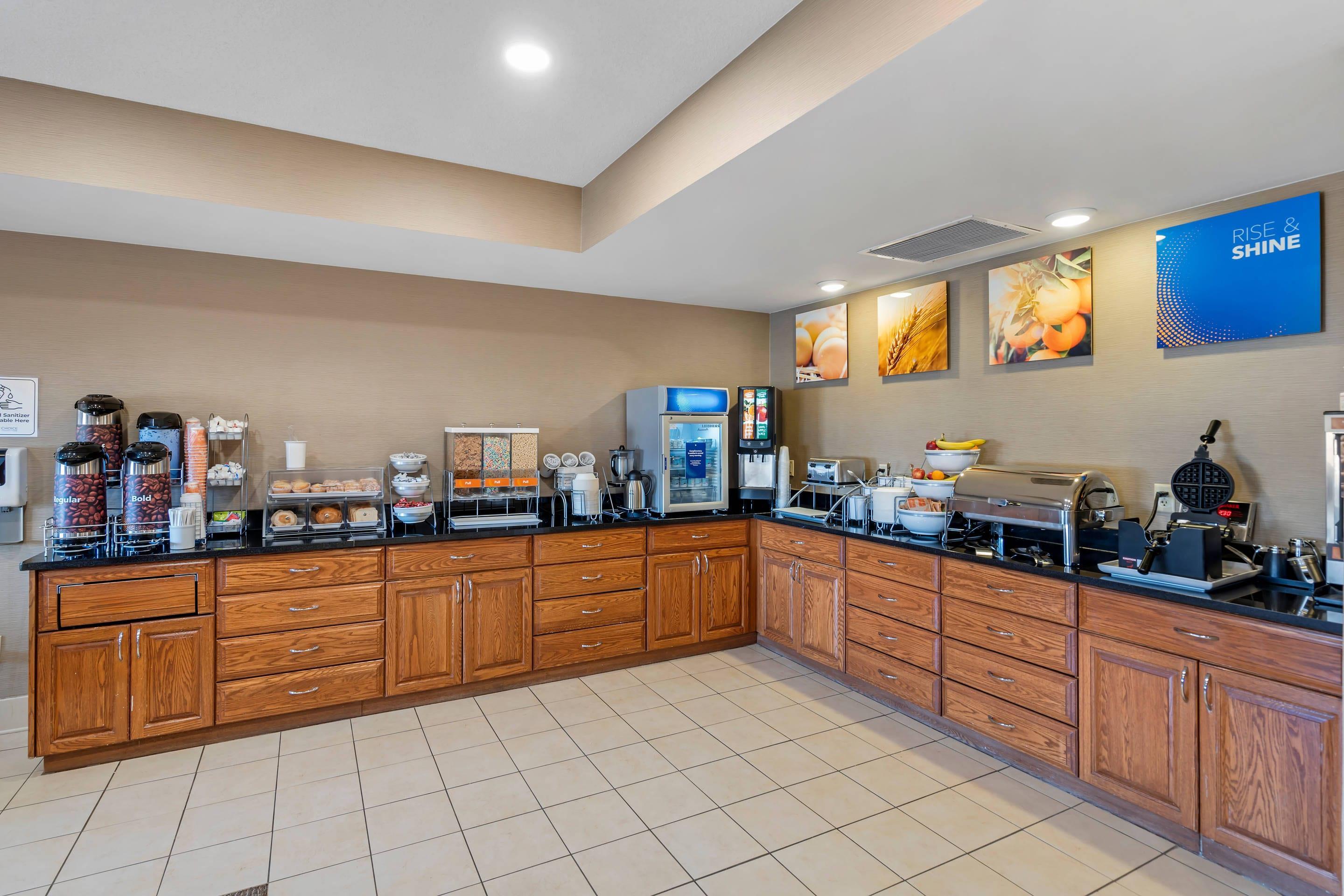 Breakfast area | Comfort Suites Normal University area