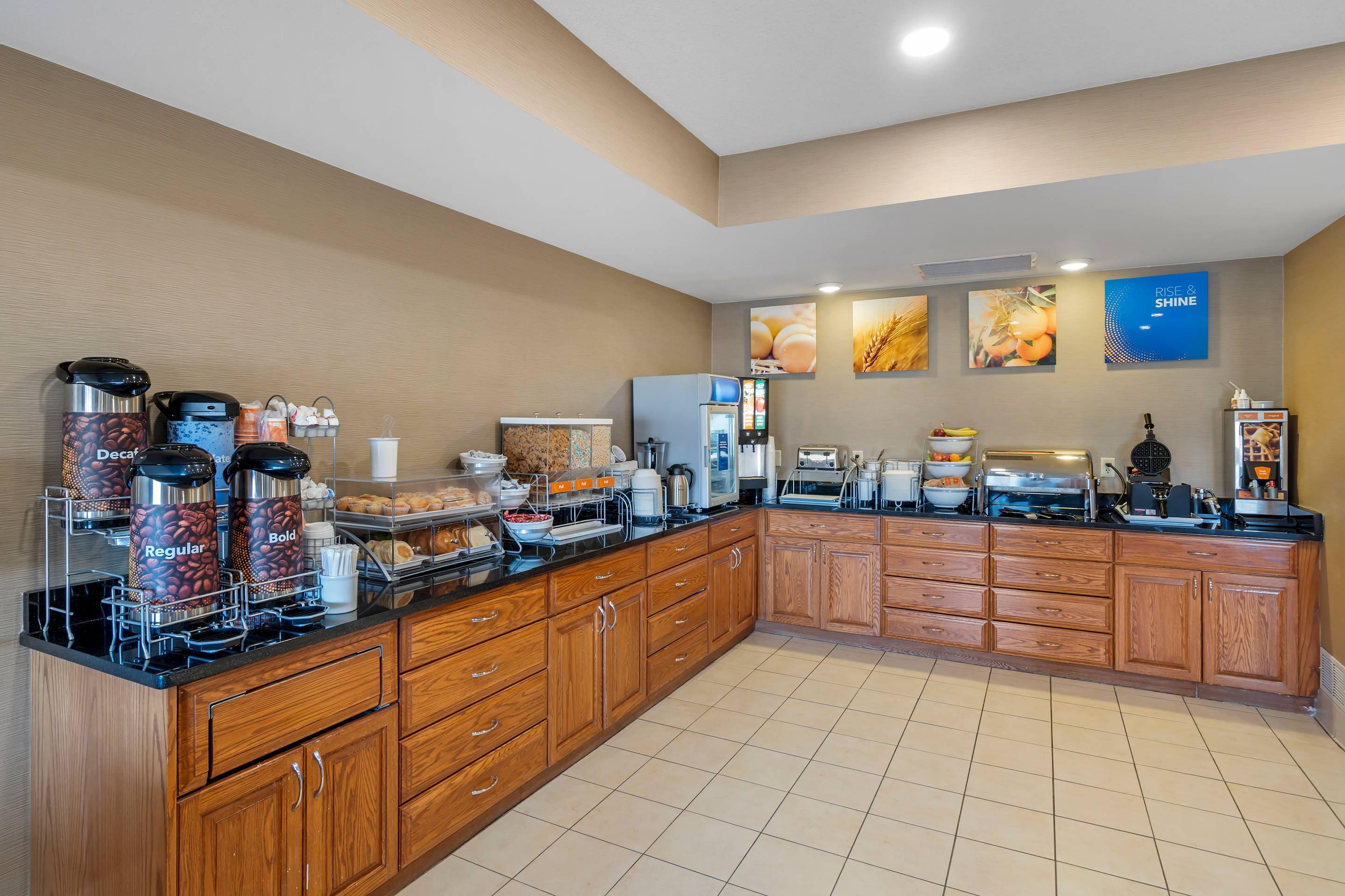 Breakfast area | Comfort Suites Normal University area