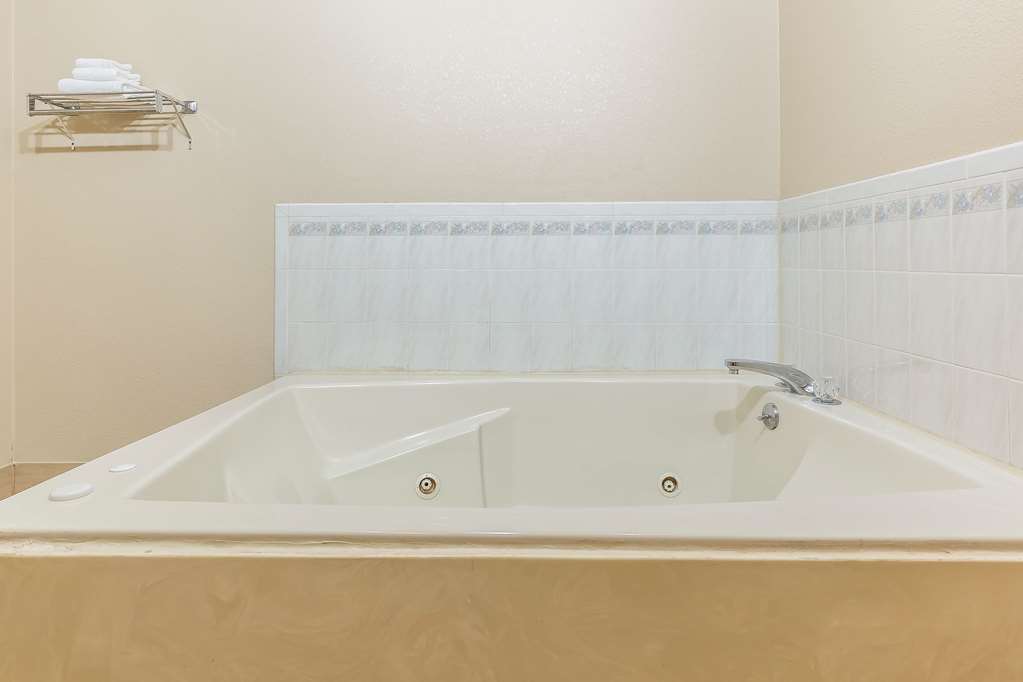 QUALITY INN MOUNT VERNON IL-guestroom-Guest Room,Suite,On-Site.jpg
