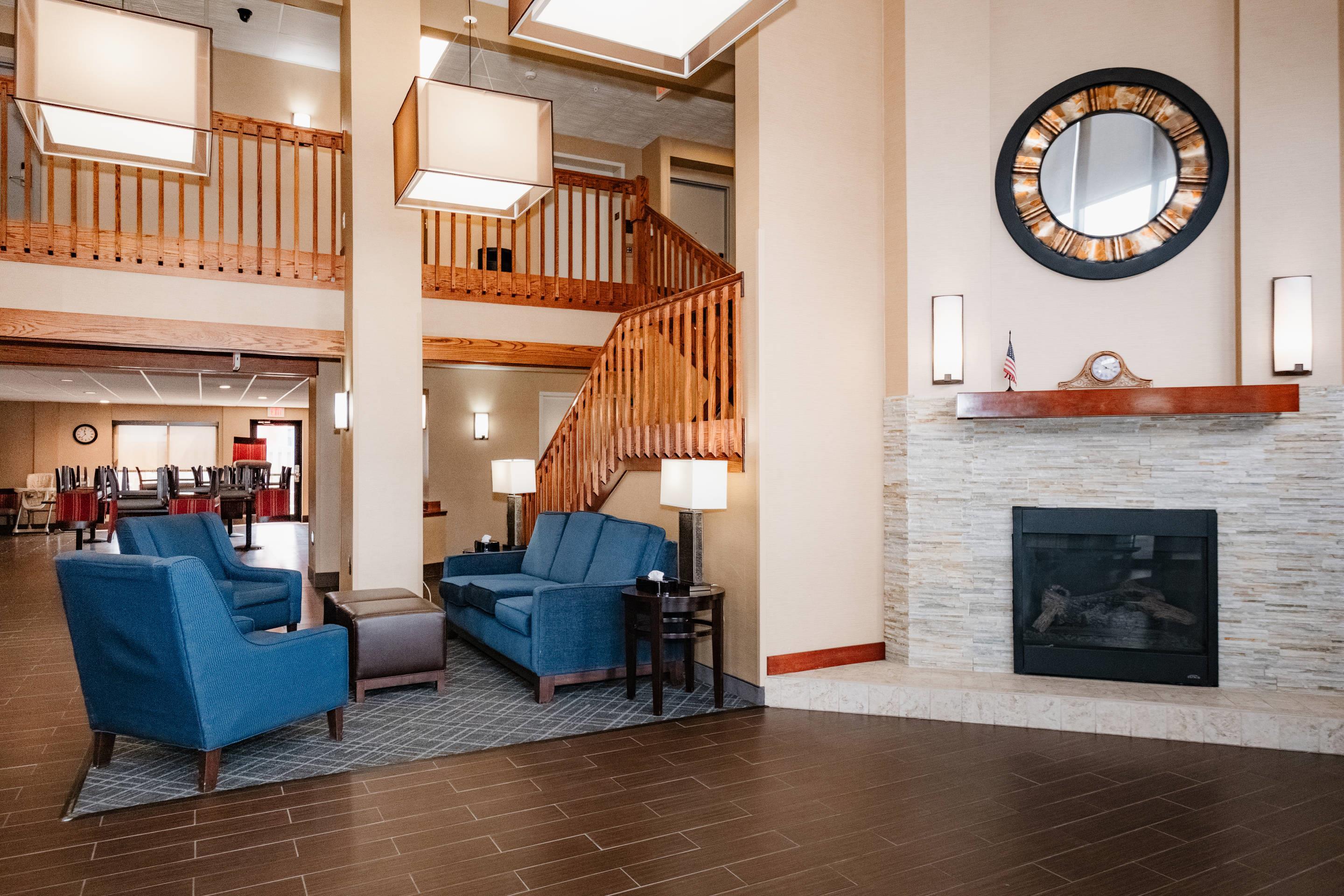 Hotel lobby | Comfort Suites Effingham