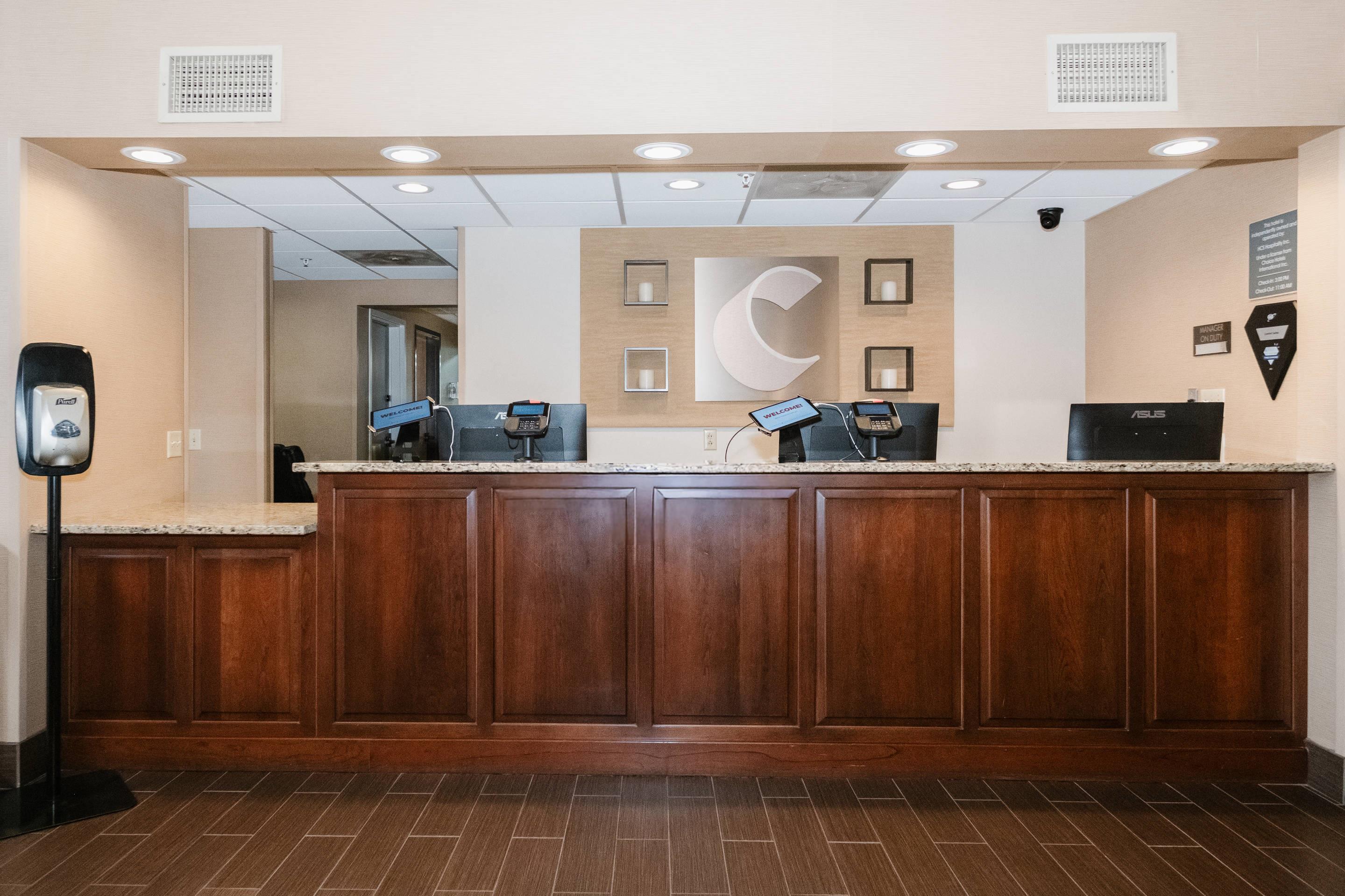 Front desk | Comfort Suites Effingham