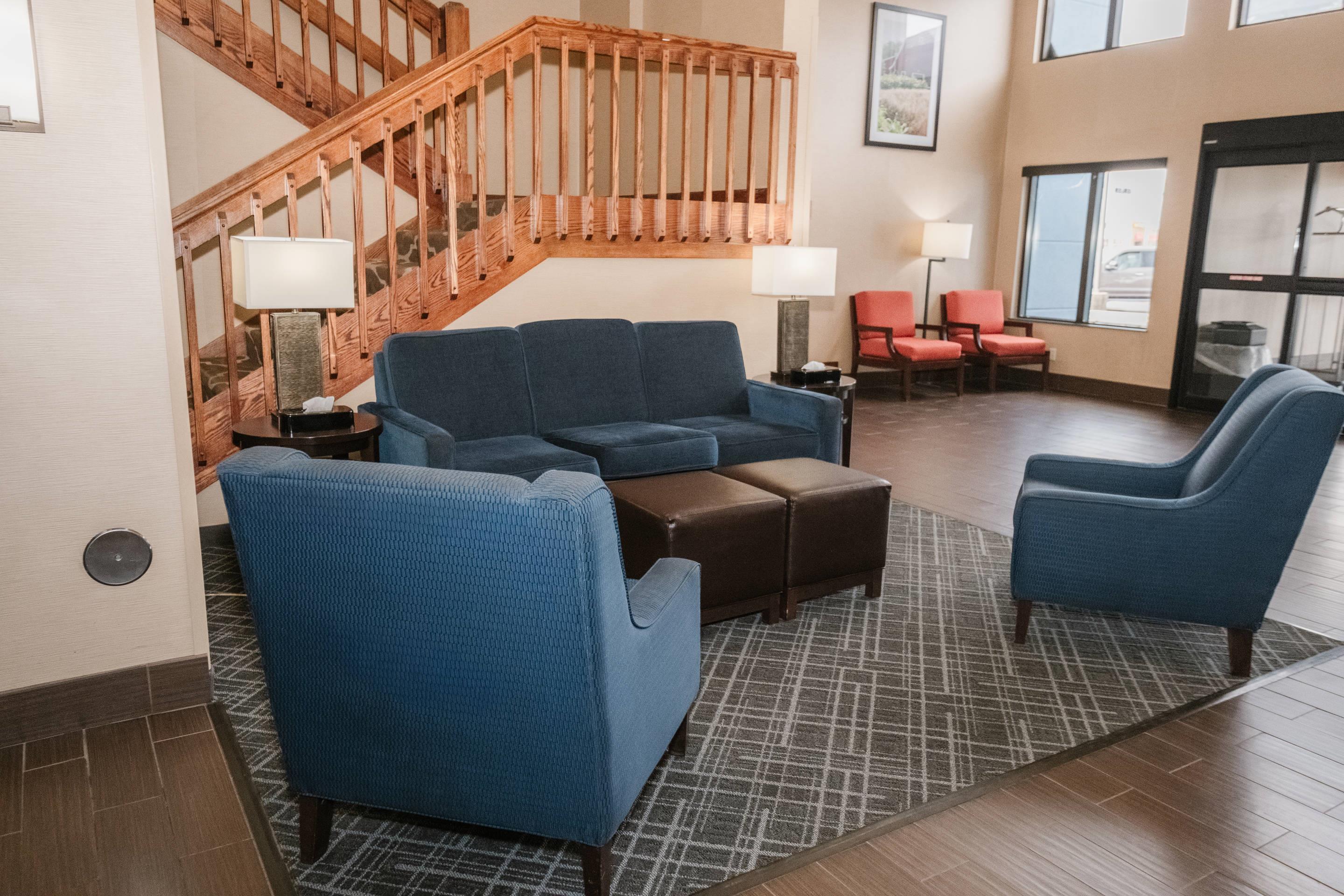 Hotel lobby | Comfort Suites Effingham