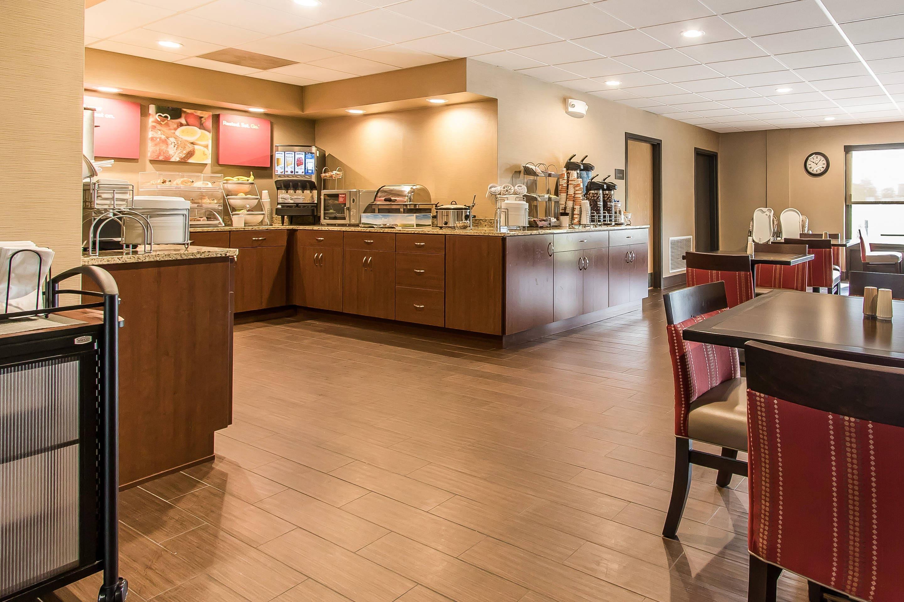 Breakfast area | Comfort Suites Effingham