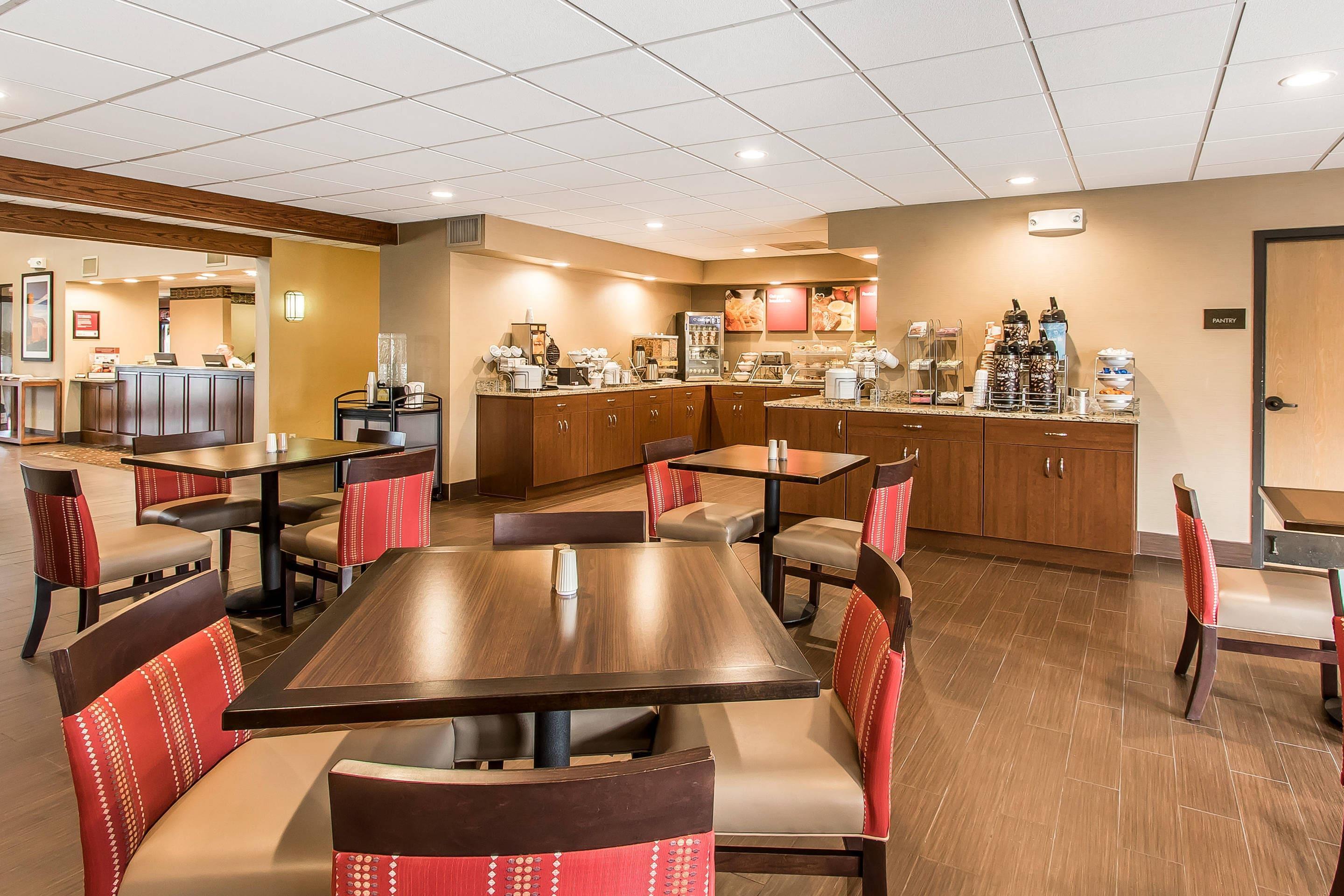Breakfast area | Comfort Suites Effingham