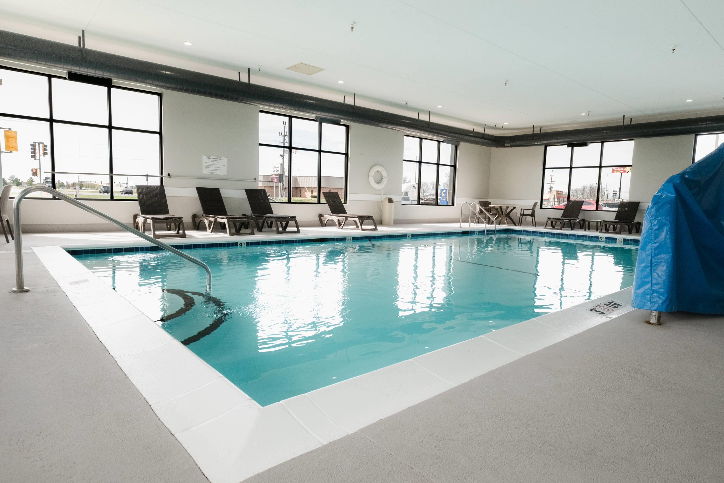 Indoor pool | Comfort Suites Effingham