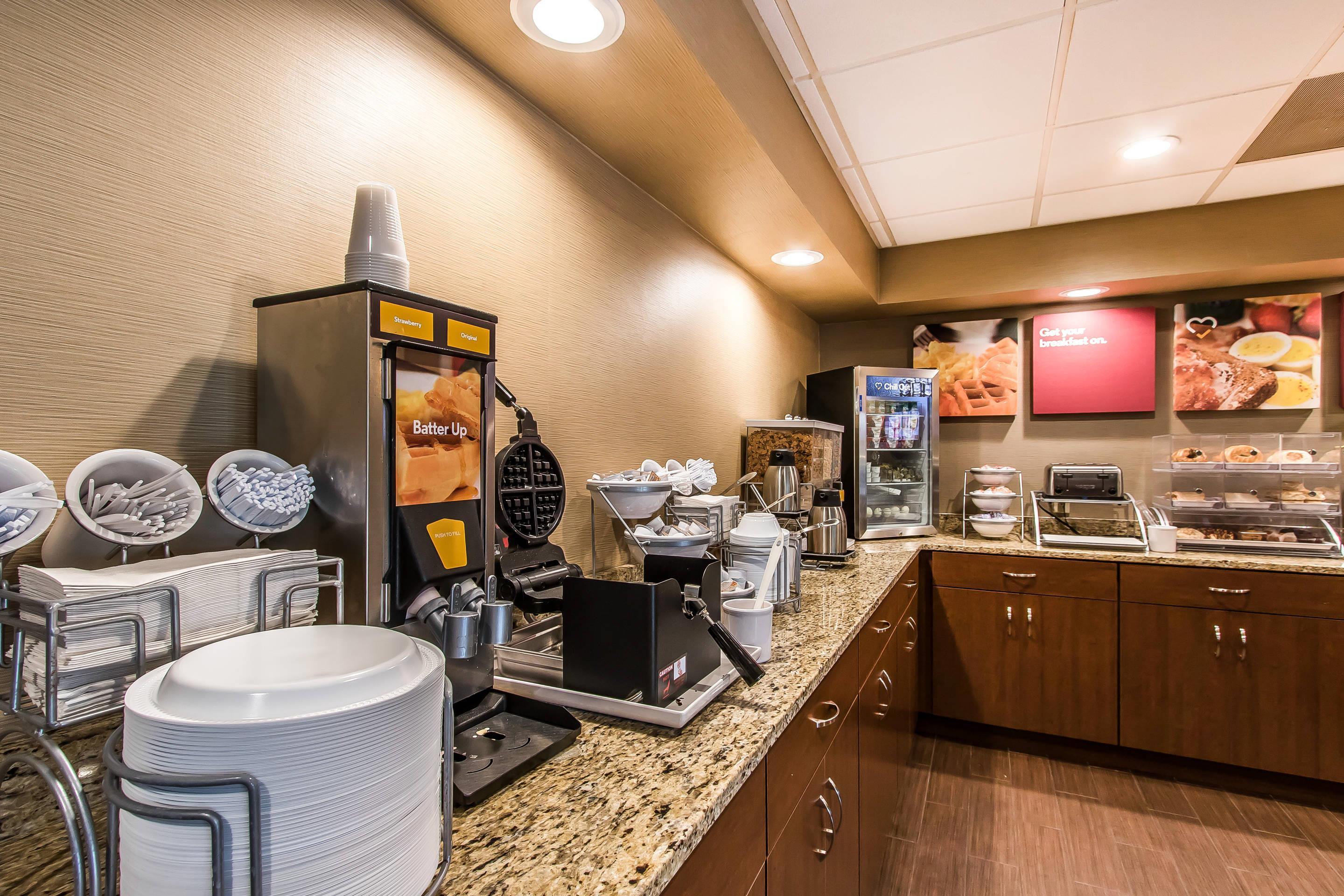 Breakfast area | Comfort Suites Effingham