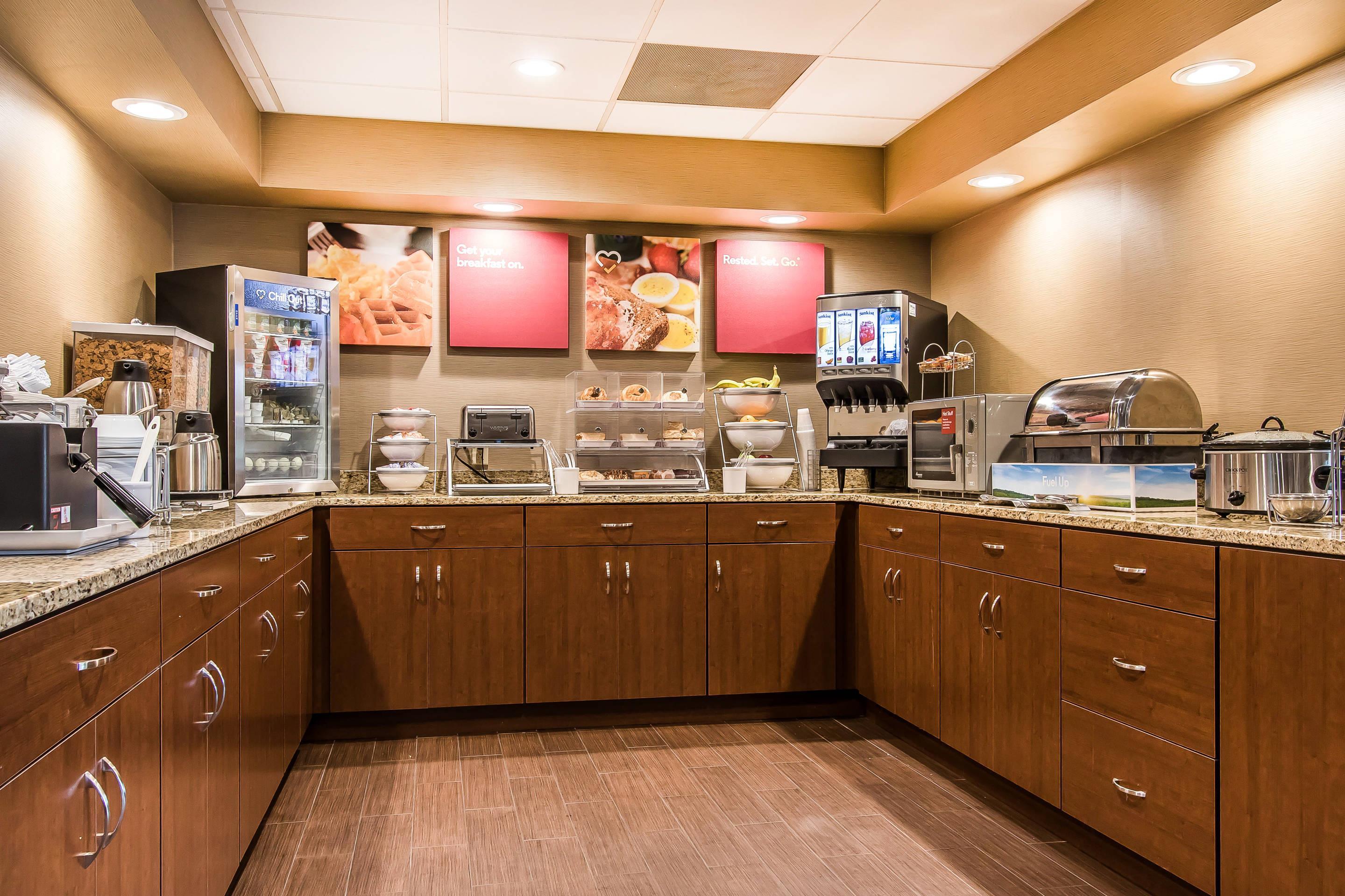 Breakfast area | Comfort Suites Effingham