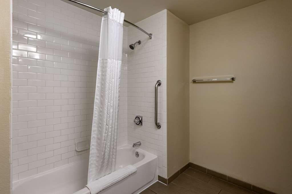 COMFORT INN COLLINSVILLE NEAR ST LO-guestroom-Guest Room,On-Site.jpg