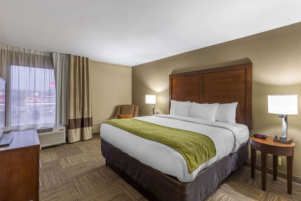 COMFORT INN COLLINSVILLE NEAR ST LO-guestroom-Guest Room,Suite,On-Site.jpg