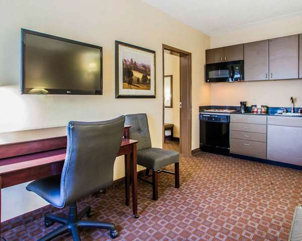 Suite - Quality Inn & Suites Peoria - I-74, Exit 89