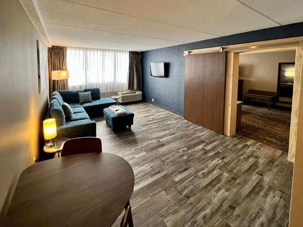Suite - Clarion Hotel & Convention Center Joliet - I-80, Exit 130