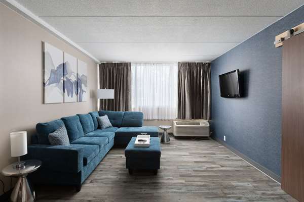 Suite - Clarion Hotel & Convention Center Joliet - I-80, Exit 130