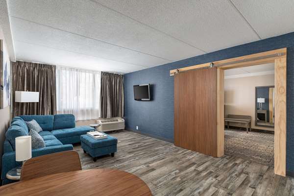 Suite - Clarion Hotel & Convention Center Joliet - I-80, Exit 130