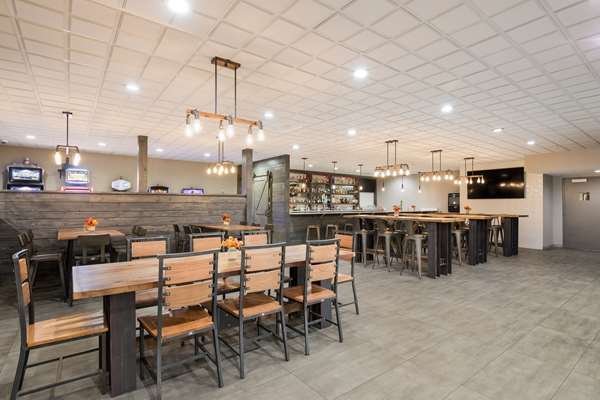 Bar - Clarion Hotel & Convention Center Joliet - I-80, Exit 130