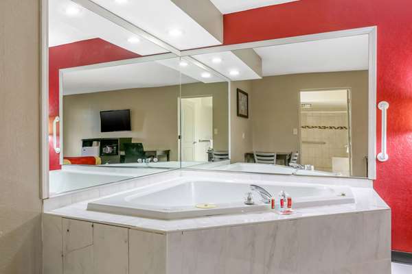  - Econo Lodge Shorewood - I-55, Exit 253