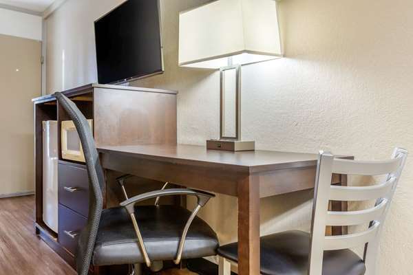  - Econo Lodge Shorewood - I-55, Exit 253