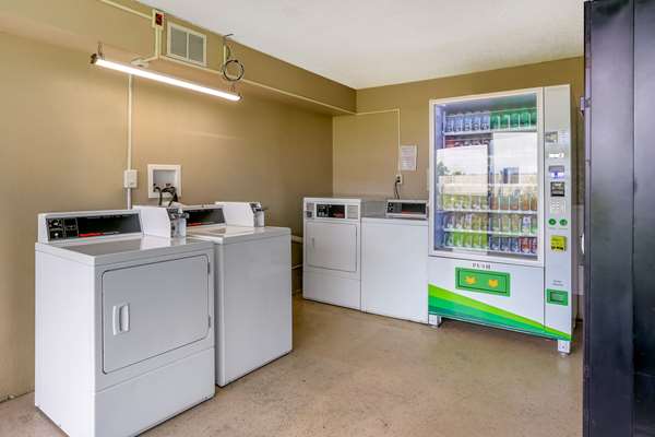 Amenities - Econo Lodge Shorewood - I-55, Exit 253