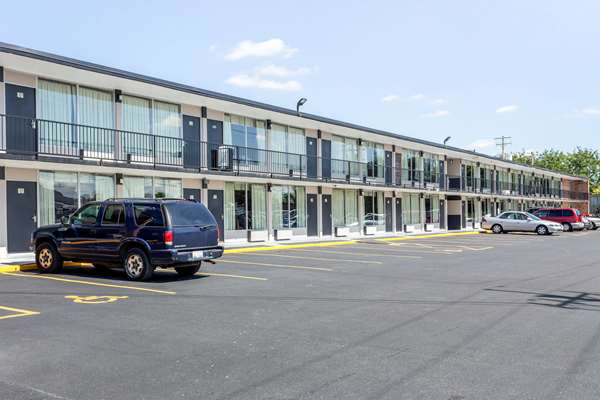 Exterior view - Econo Lodge Shorewood - I-55, Exit 253
