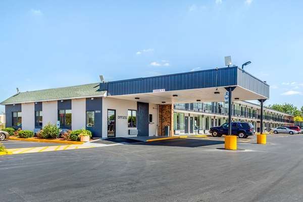 Exterior view - Econo Lodge Shorewood - I-55, Exit 253