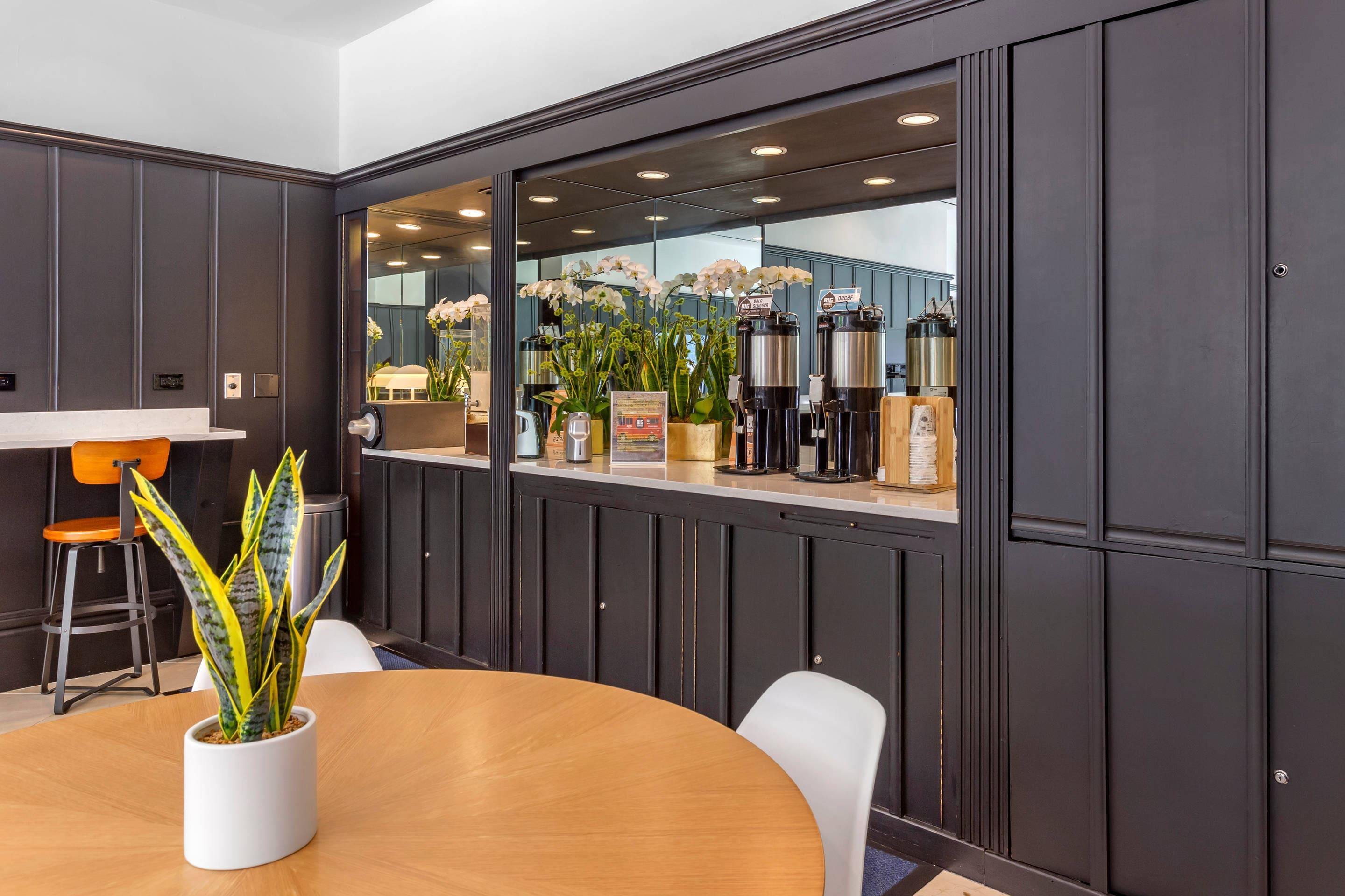 Breakfast area | Bluegreen Vacations Hotel Blake, Ascend Resort Collection