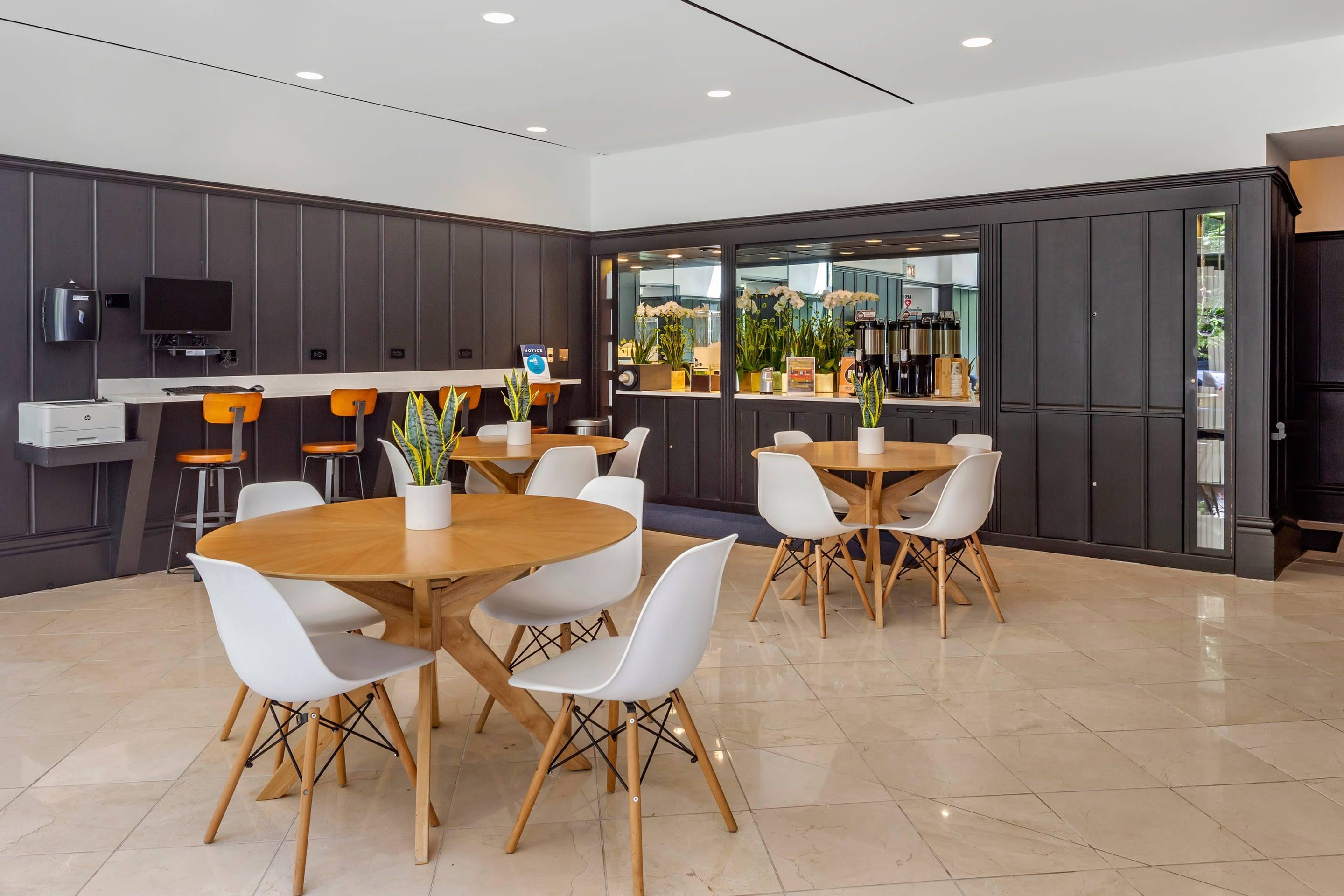 Breakfast area | Bluegreen Vacations Hotel Blake, Ascend Resort Collection